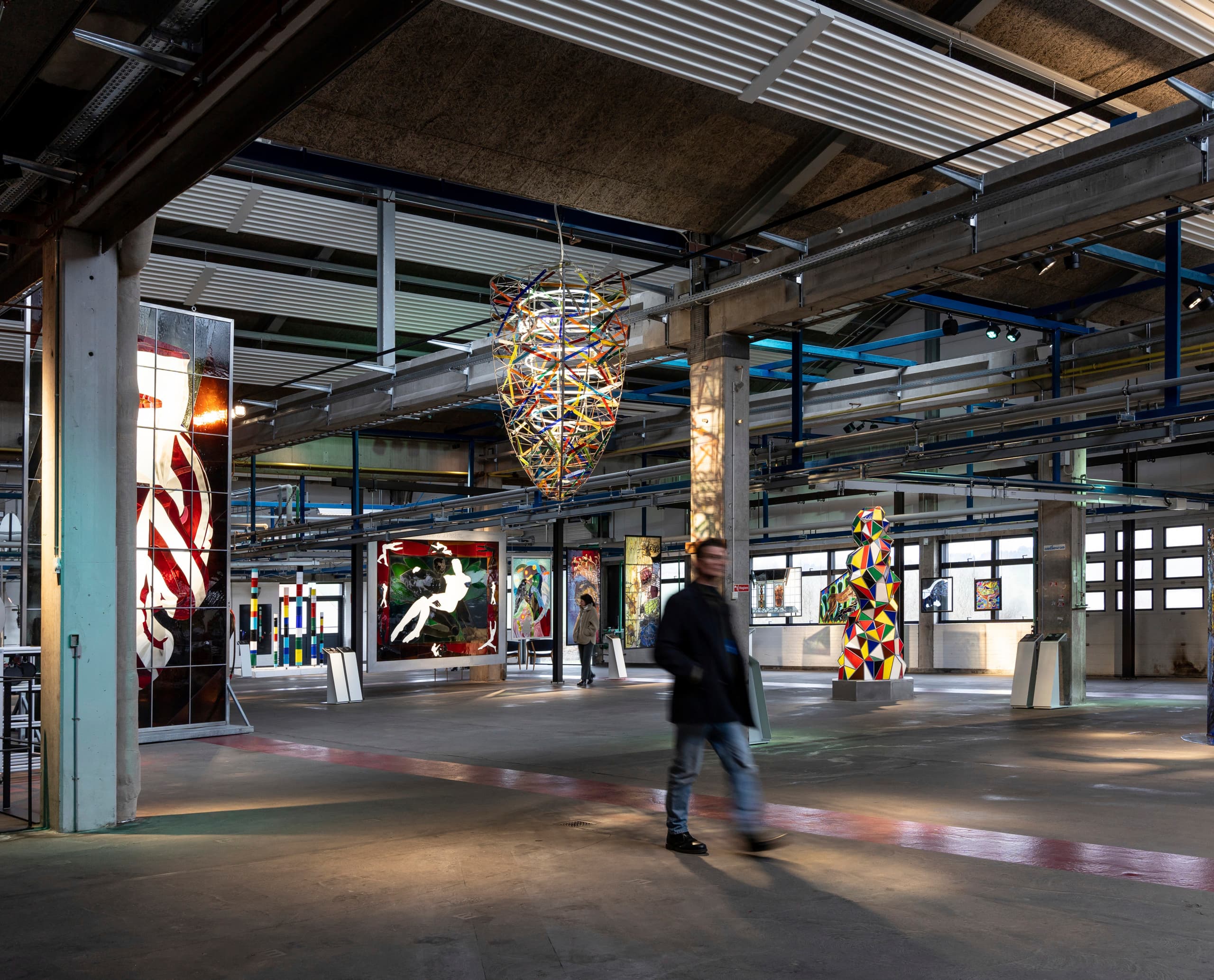 Holmegaard Værk Glasmuseum: ERCO LED-Beleuchtung inszeniert Glaskunst in historischer Industriearchitektur Dänemarks.