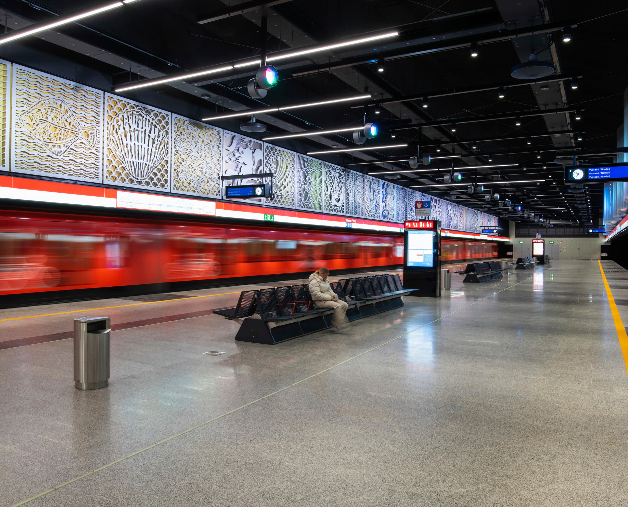 ERCO Kona Outdoor-Strahler beleuchten Kunst in einer Metrostation in Helsinki.