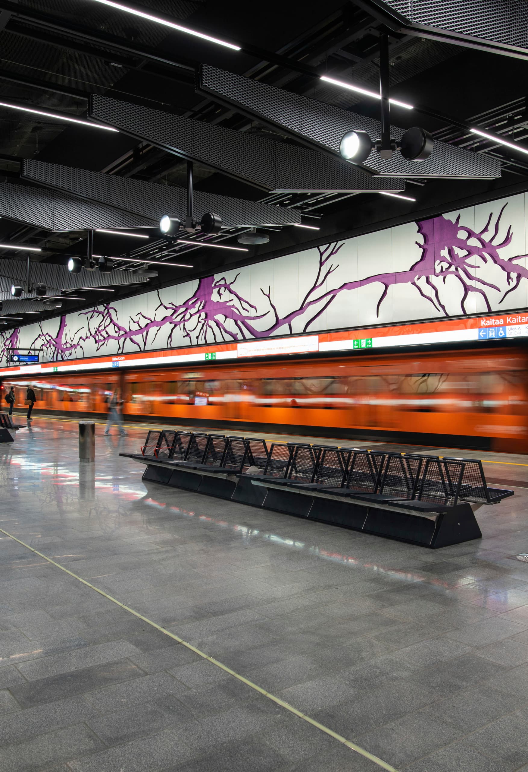 ERCO Kona Projektoren beleuchten Kunst in einer Metrostation in Helsinki.