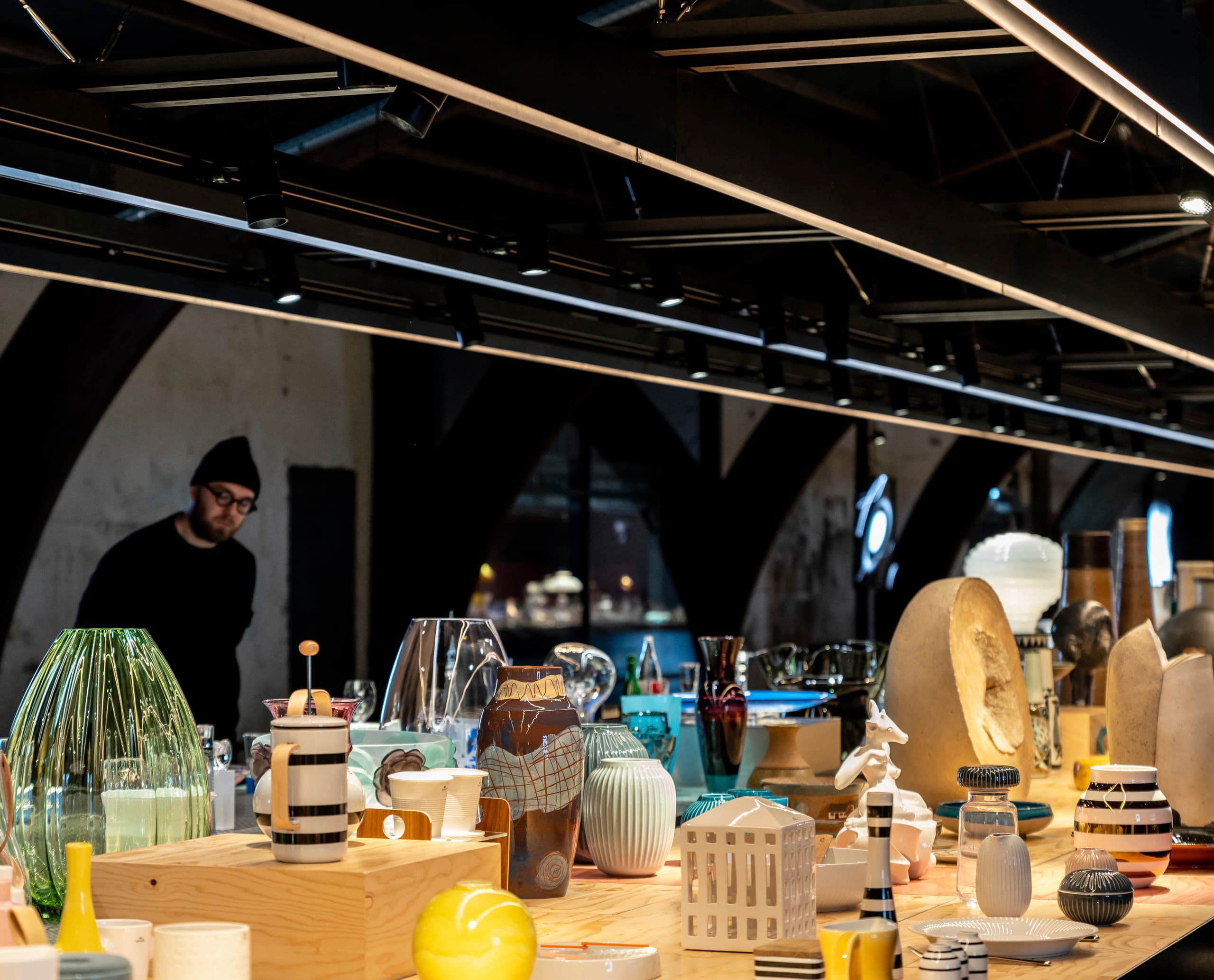 Holmegaard Værk Museum: Glasobjekte auf Ausstellungstisch, beleuchtet mit ERCO LED-Strahlern.