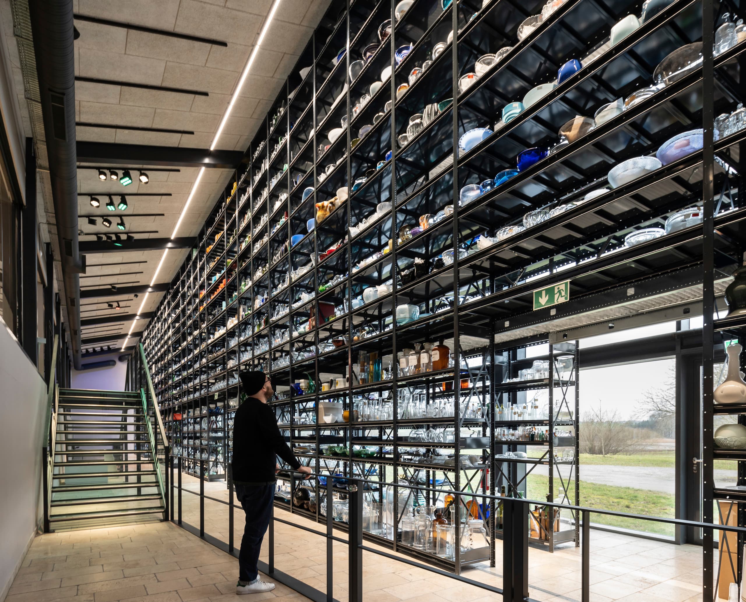 Holmegaard Værk Glasmuseum: Glasobjekte in Regalen, beleuchtet mit ERCO LED Strahlern.
