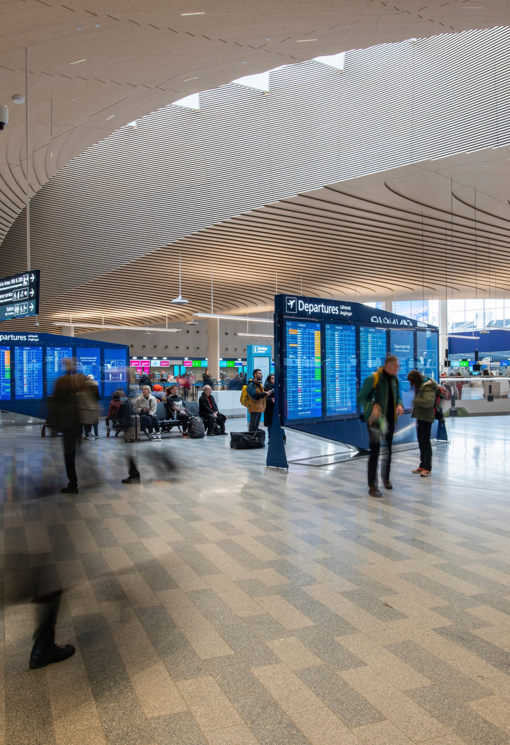 Helle LED-Beleuchtung am Helsinki Airport, integriert in die Decke für hohe Lichtleistung.
