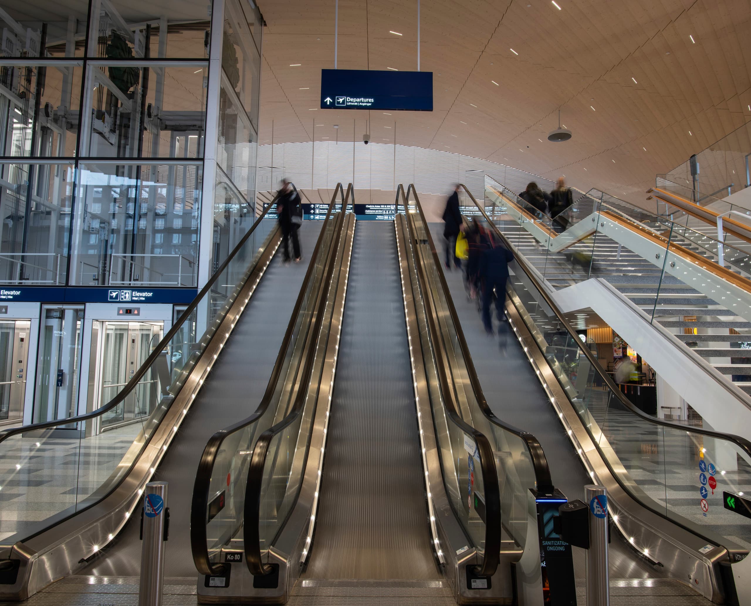 Rolltreppen im Flughafen Helsinki mit ERCO LED-Beleuchtung für hohe Lichtleistung.