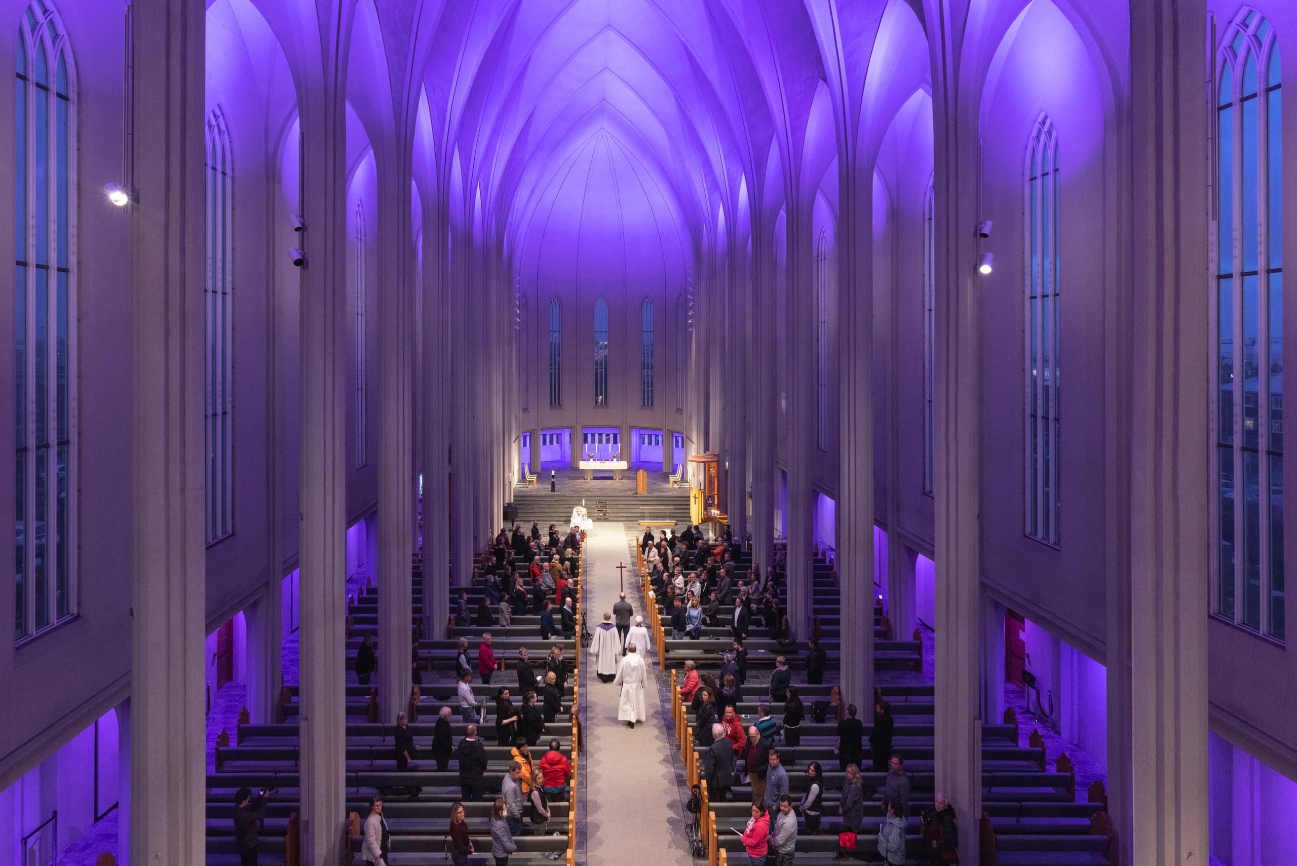 Innenansicht der Hallgrímskirkja mit ERCO LED-Beleuchtung in farbigem Licht.
