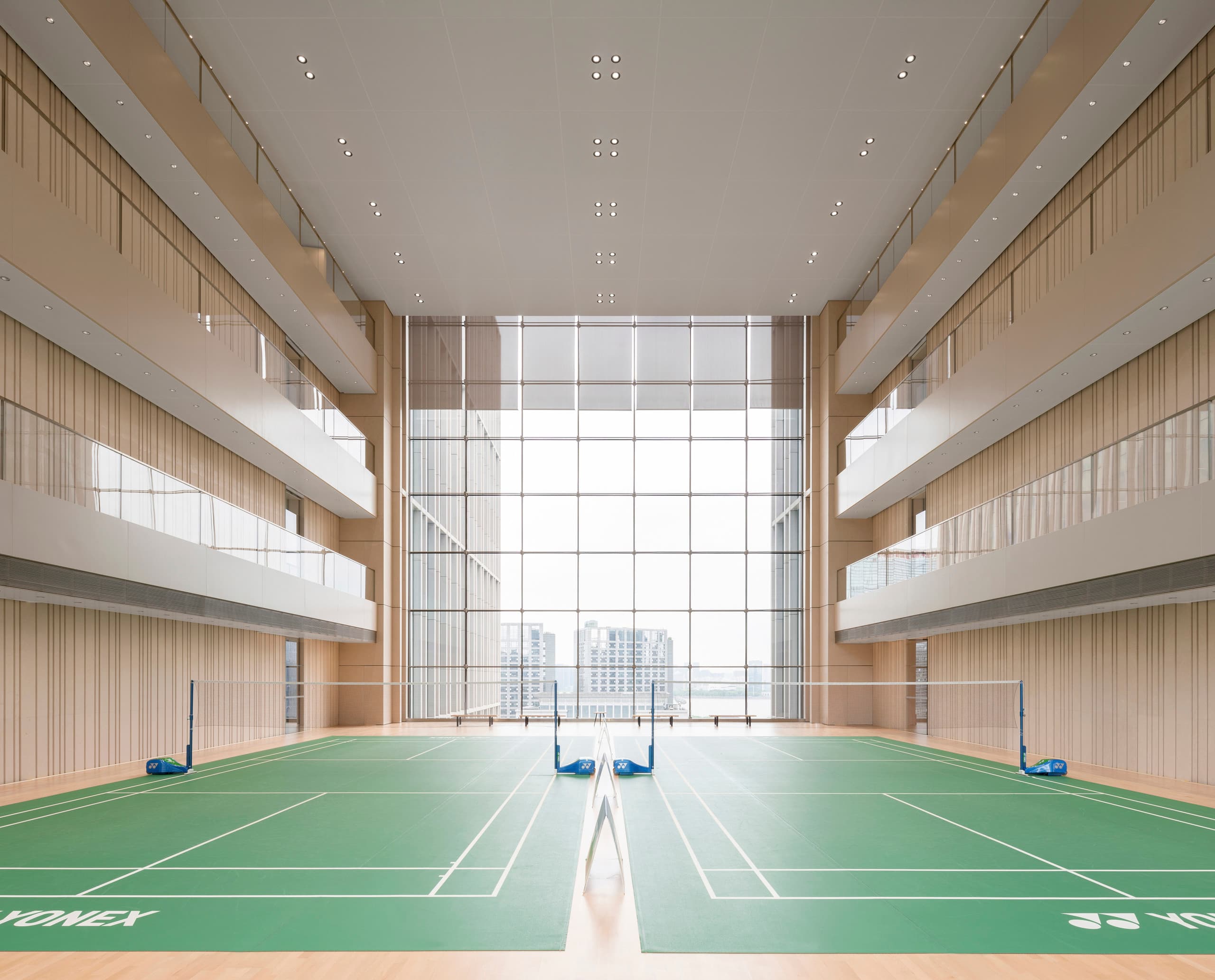 Badmintonhalle im Hengdian Hauptsitz, Hangzhou, mit ERCO Beleuchtung für hohe Räume.