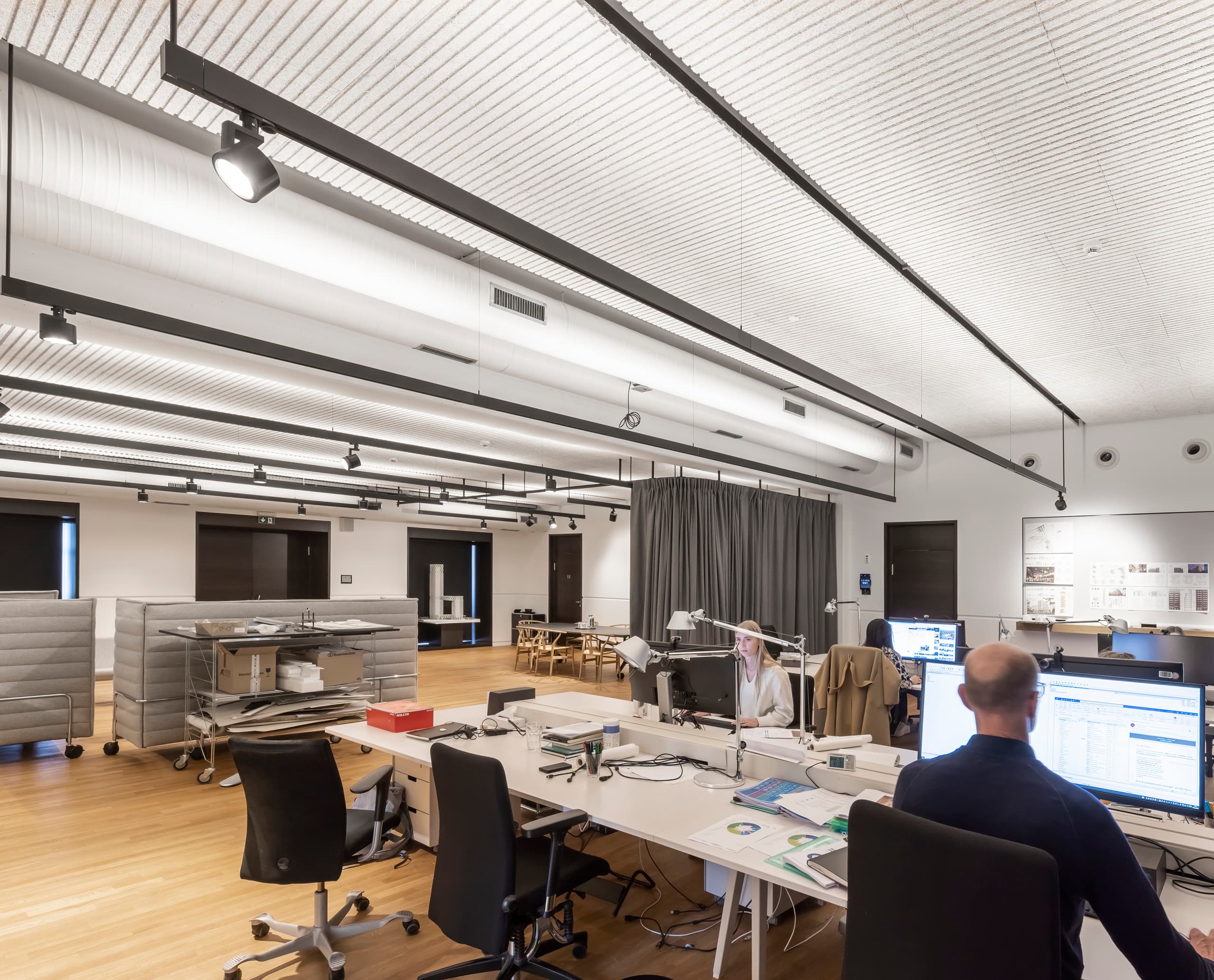 ERCO Hi-trac Schienenstrahler beleuchten das gmp Architekten Büro in Hamburg.
