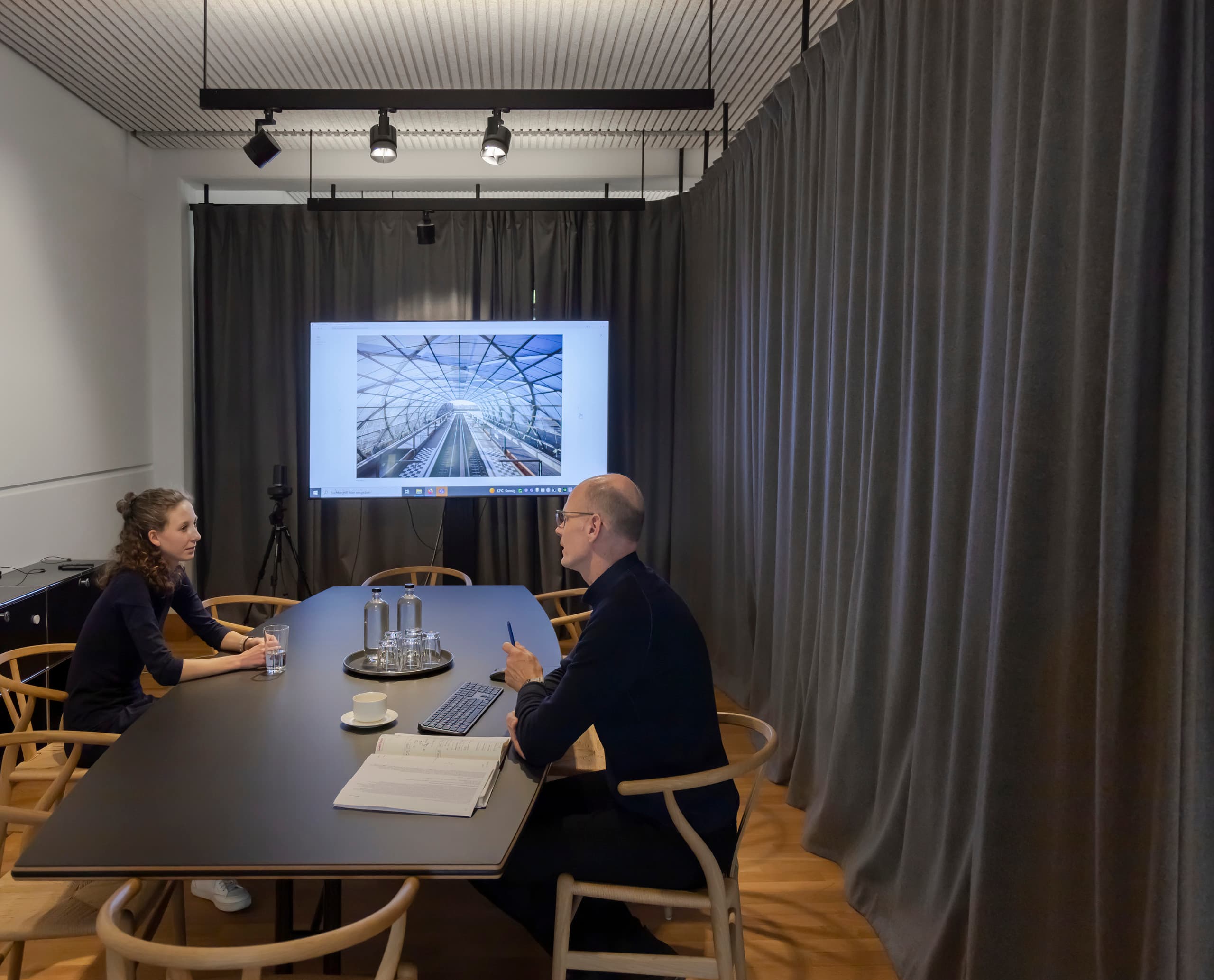Besprechung im gmp Architekten Büro mit ERCO Lichttechnik und Hi-trac Schienenstrahlern.