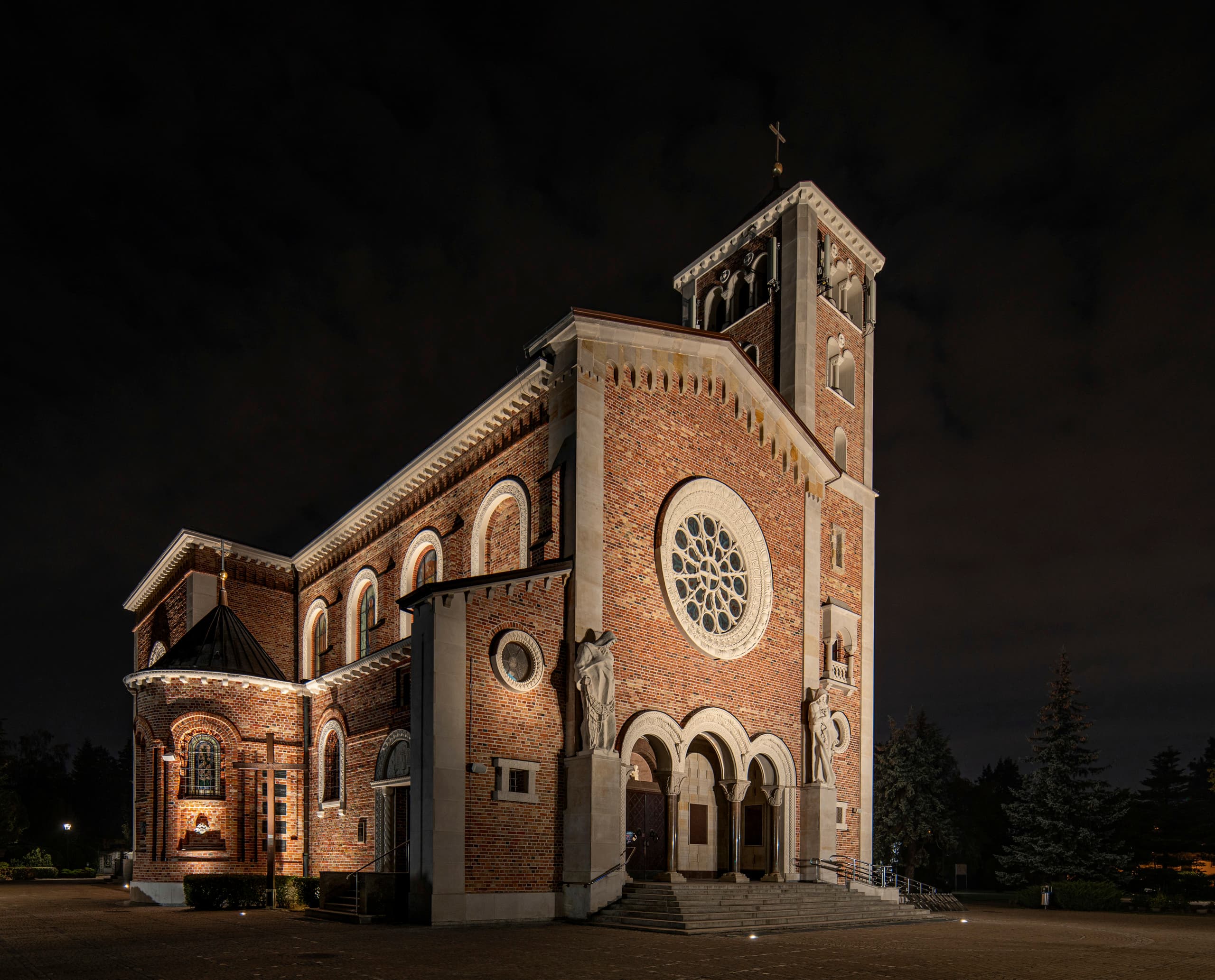 Beleuchtete Pyry Kirche in Warschau bei Nacht, mit ERCO LED-Beleuchtung.