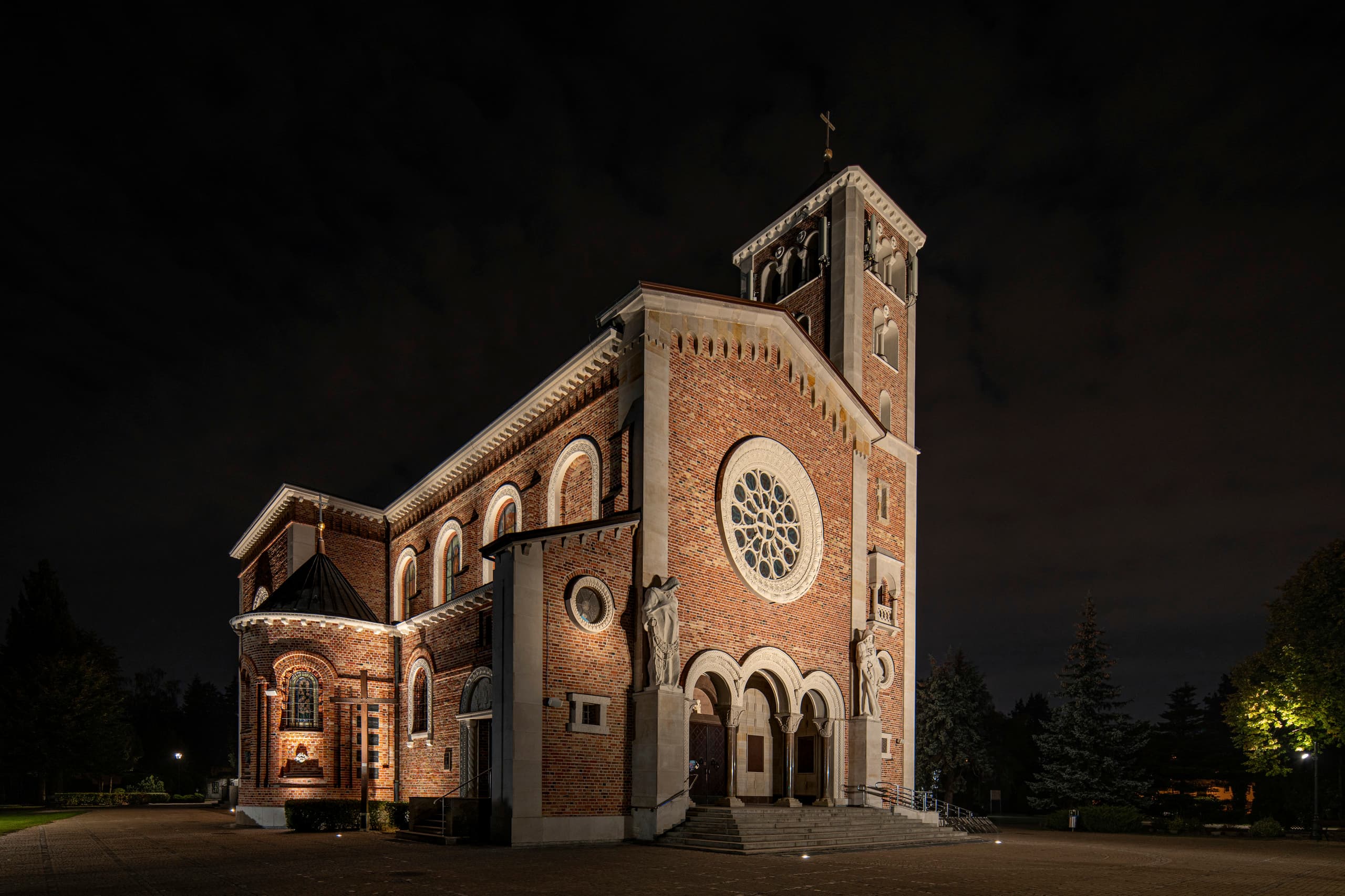 Beleuchtete Pyry Kirche in Warschau bei Nacht, mit ERCO LED-Beleuchtung.