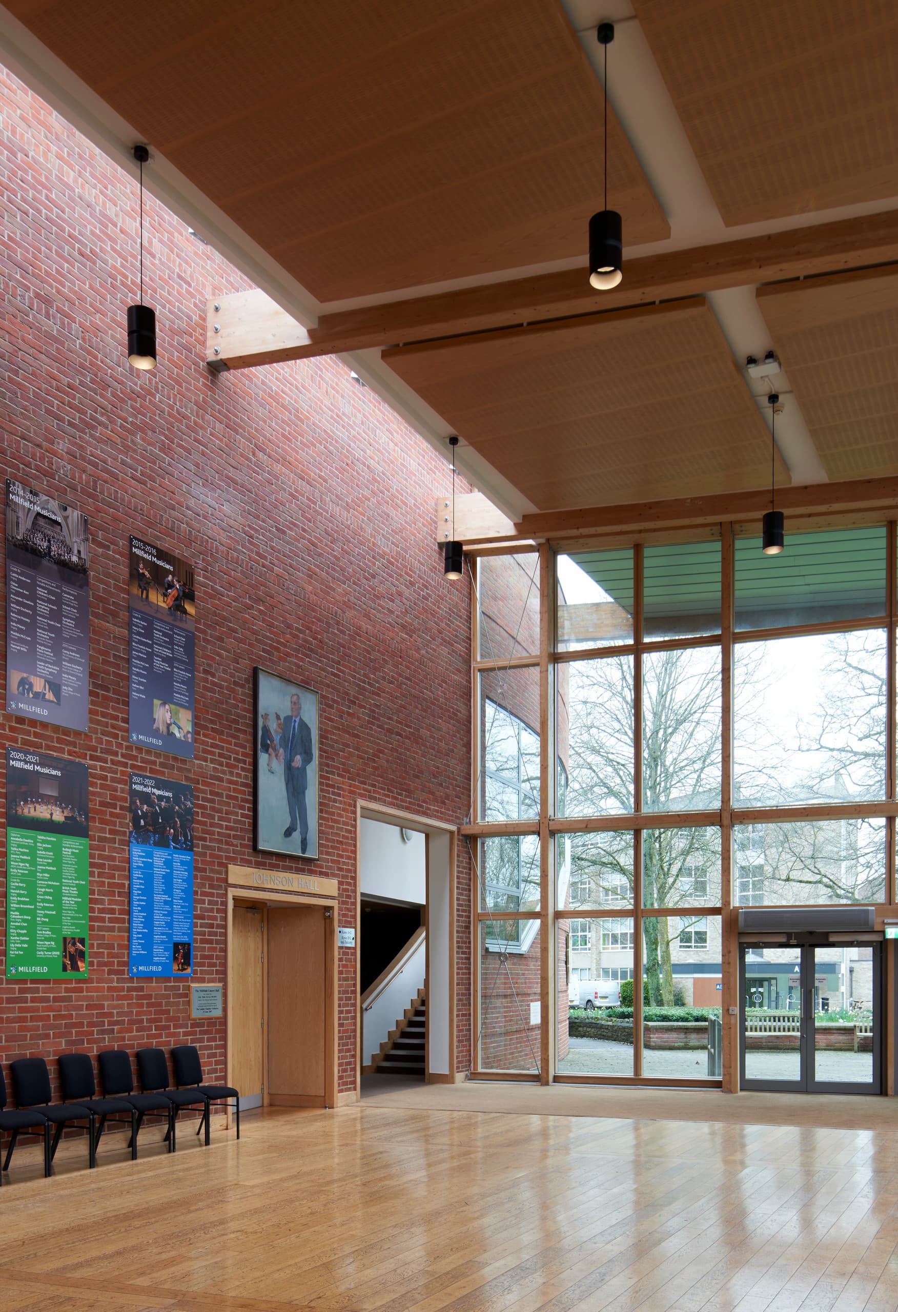 Millfield School Konzerthalle mit ERCO Atrium Pendelleuchten für energieeffiziente LED-Beleuchtung.