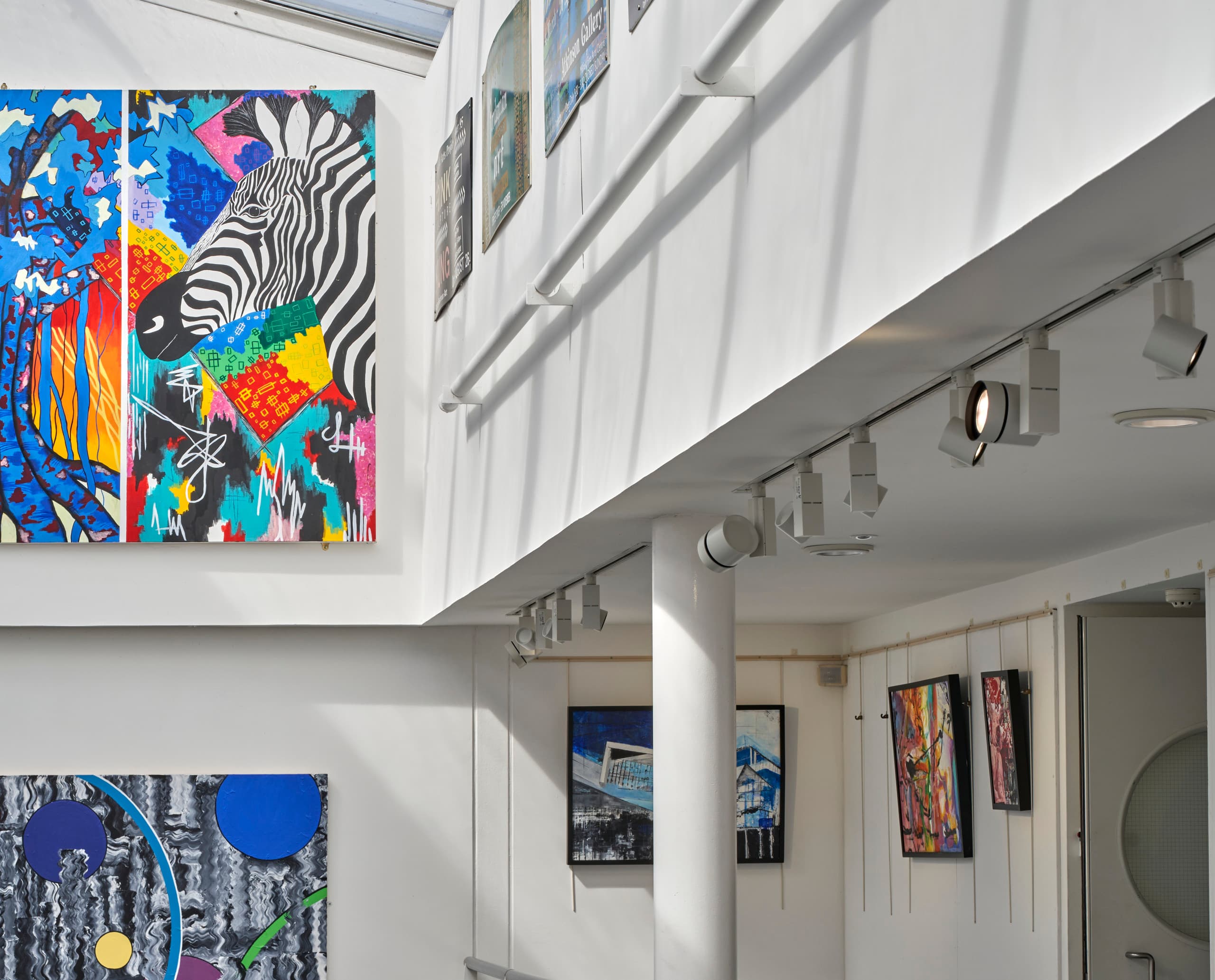 ERCO Parscan Strahler beleuchten Kunst in der Atkinson Gallery der Millfield School.