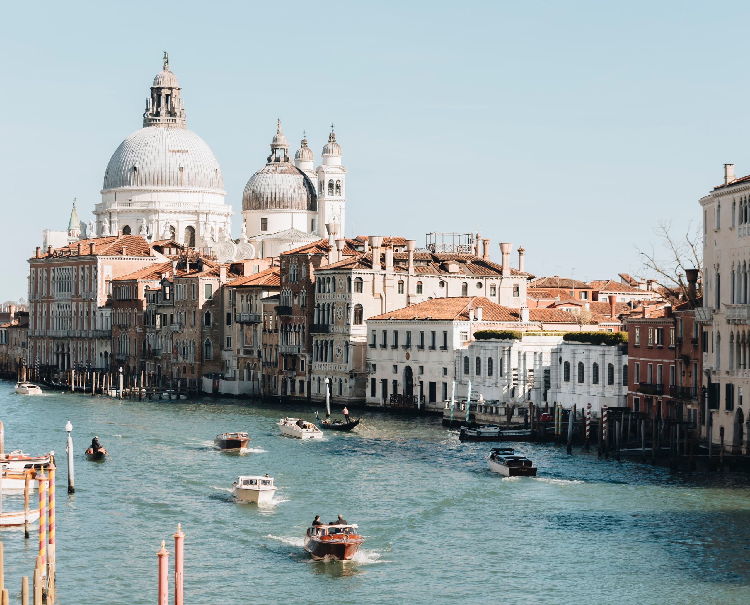 Blick auf den Canal Grande mit der Kirche Santa Maria della Salute in Venedig.