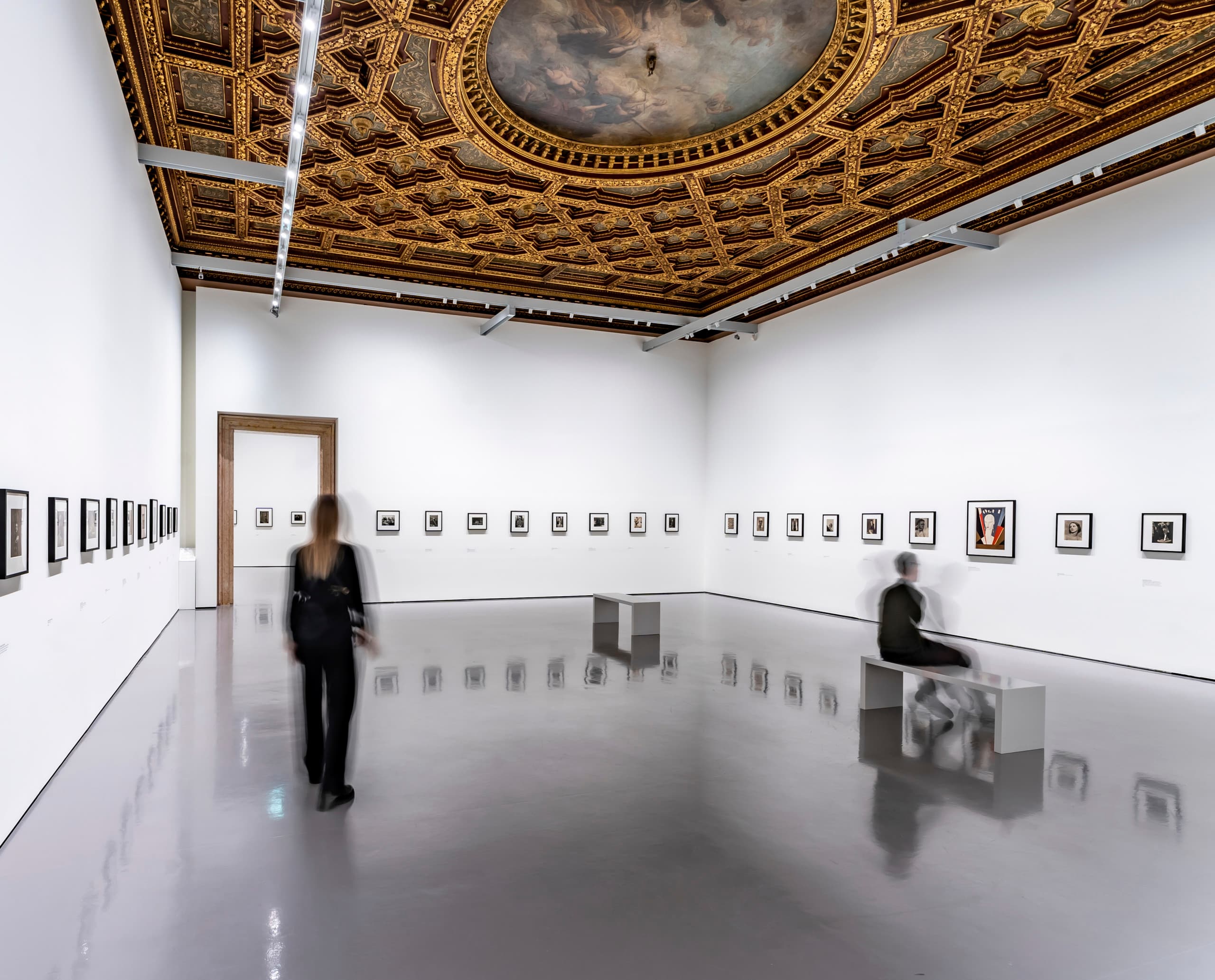 ERCO LED-Strahler beleuchten Kunstausstellung im Palazzo Grassi, Venedig, für Energieeffizienz und Flexibilität.