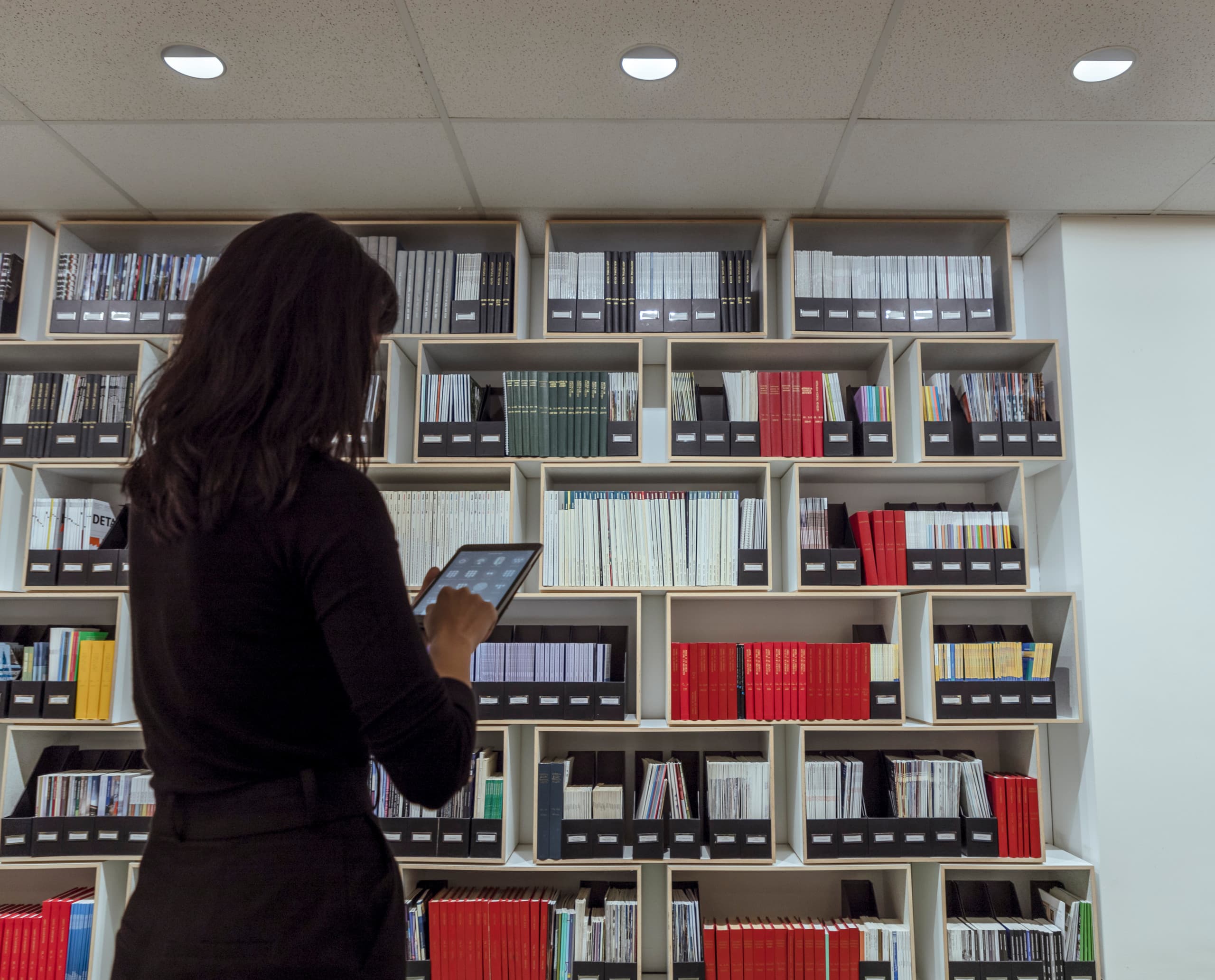 ERCO Downlights im Büro Lovell Chen: Human Centric Lighting für Wohlbefinden am Arbeitsplatz.
