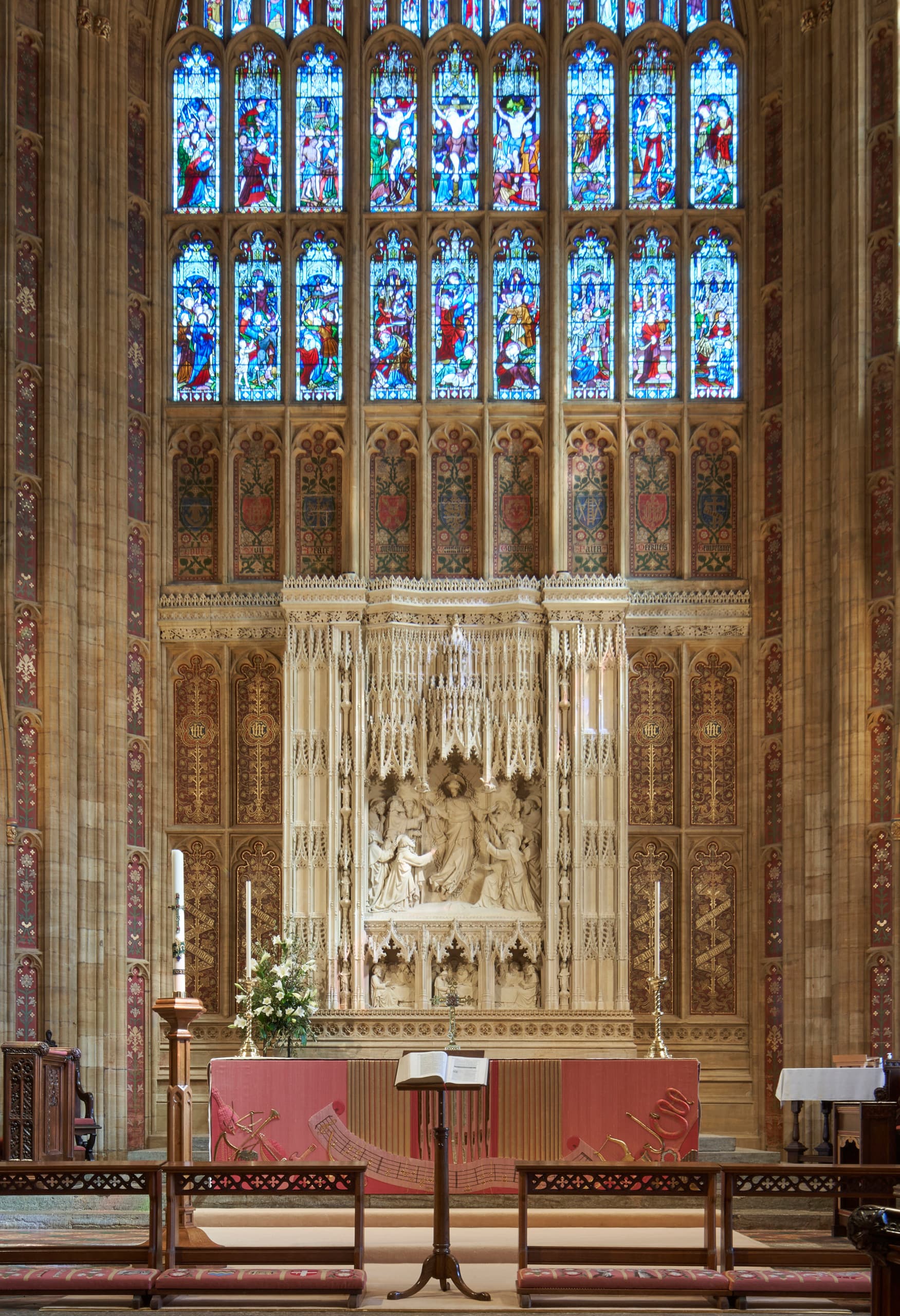 Innenansicht der Sherborne Abbey mit ERCO LED-Beleuchtung, die Architekturdetails hervorhebt.