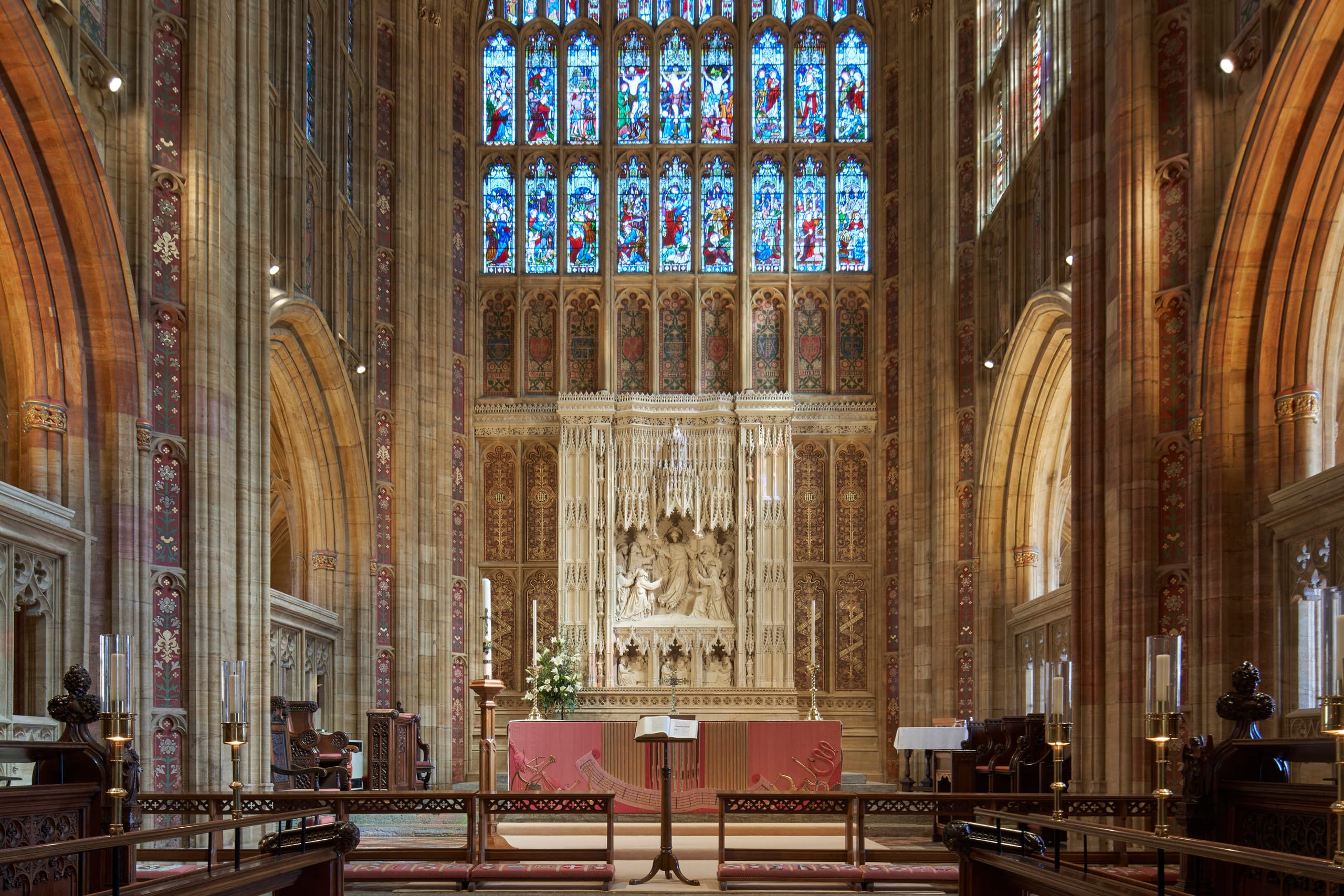 Innenansicht der Sherborne Abbey mit ERCO LED-Beleuchtung, die Architekturdetails hervorhebt.