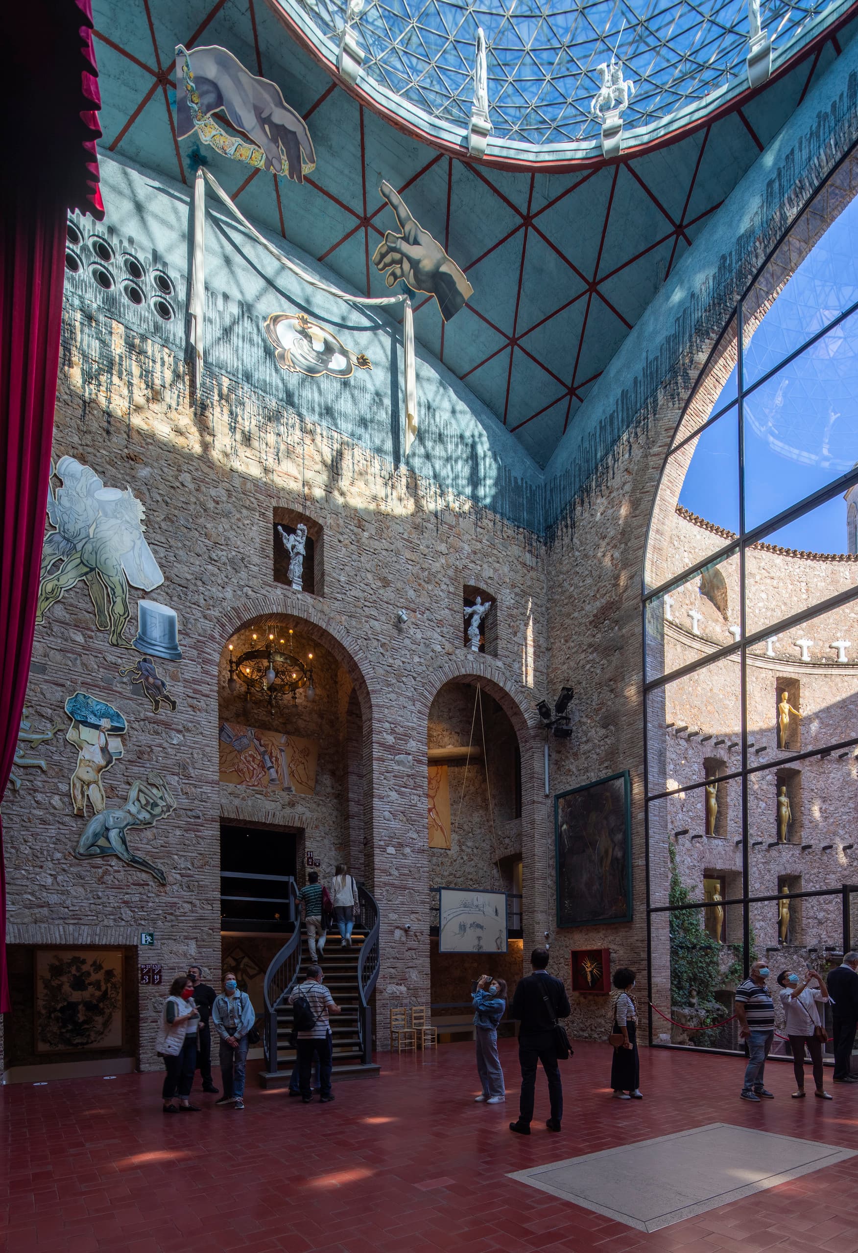 Innenansicht des Teatre-Museu Dalí mit Kunstwerken und Kuppel, beleuchtet mit ERCO Strahlern.