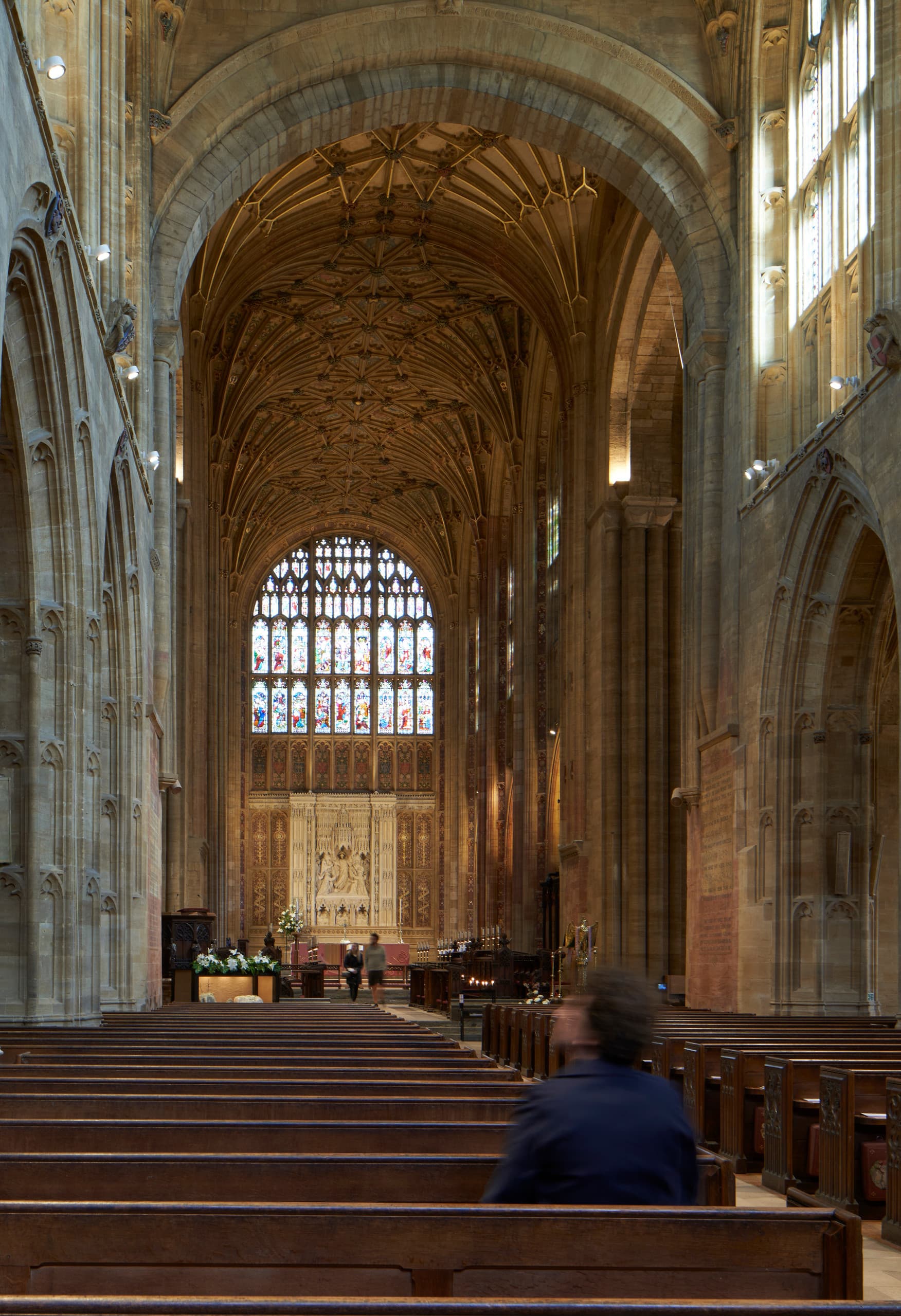 Innenansicht der Sherborne Abbey mit ERCO LED-Beleuchtung, die das Gewölbe hervorhebt.