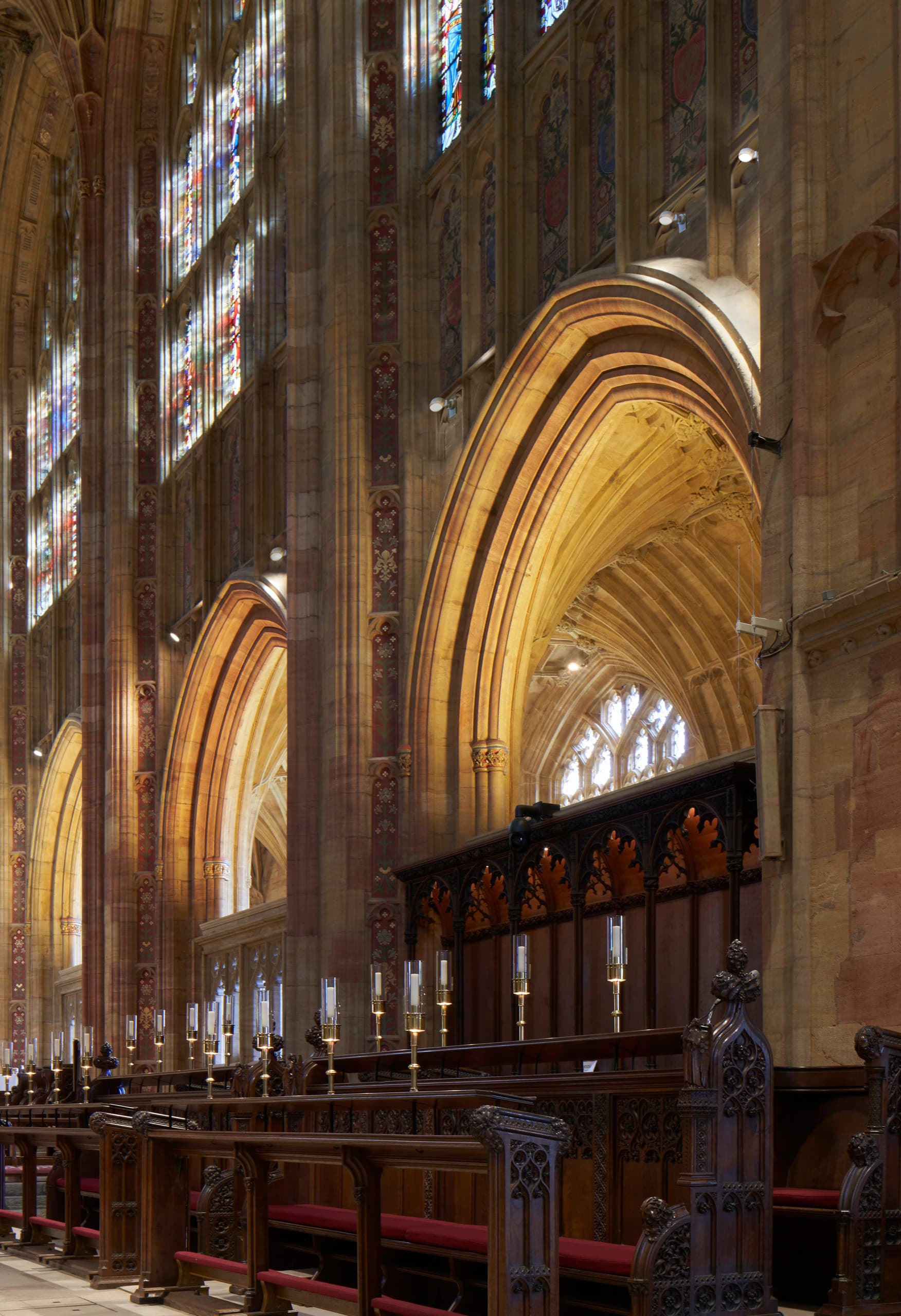 Innenansicht der Sherborne Abbey mit ERCO LED-Beleuchtung, die die Architektur hervorhebt.