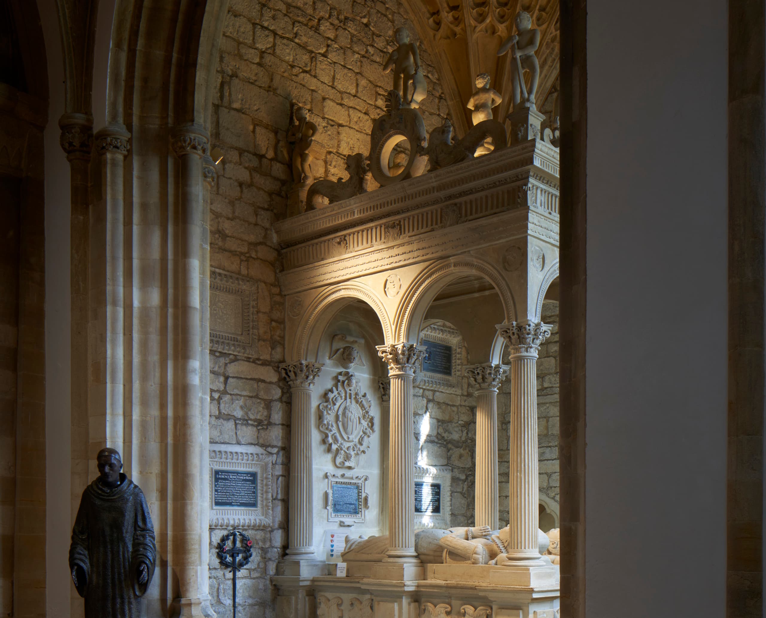 ERCO LED-Beleuchtung in Sherborne Abbey: Historische Architektur mit energieeffizientem Licht inszeniert.