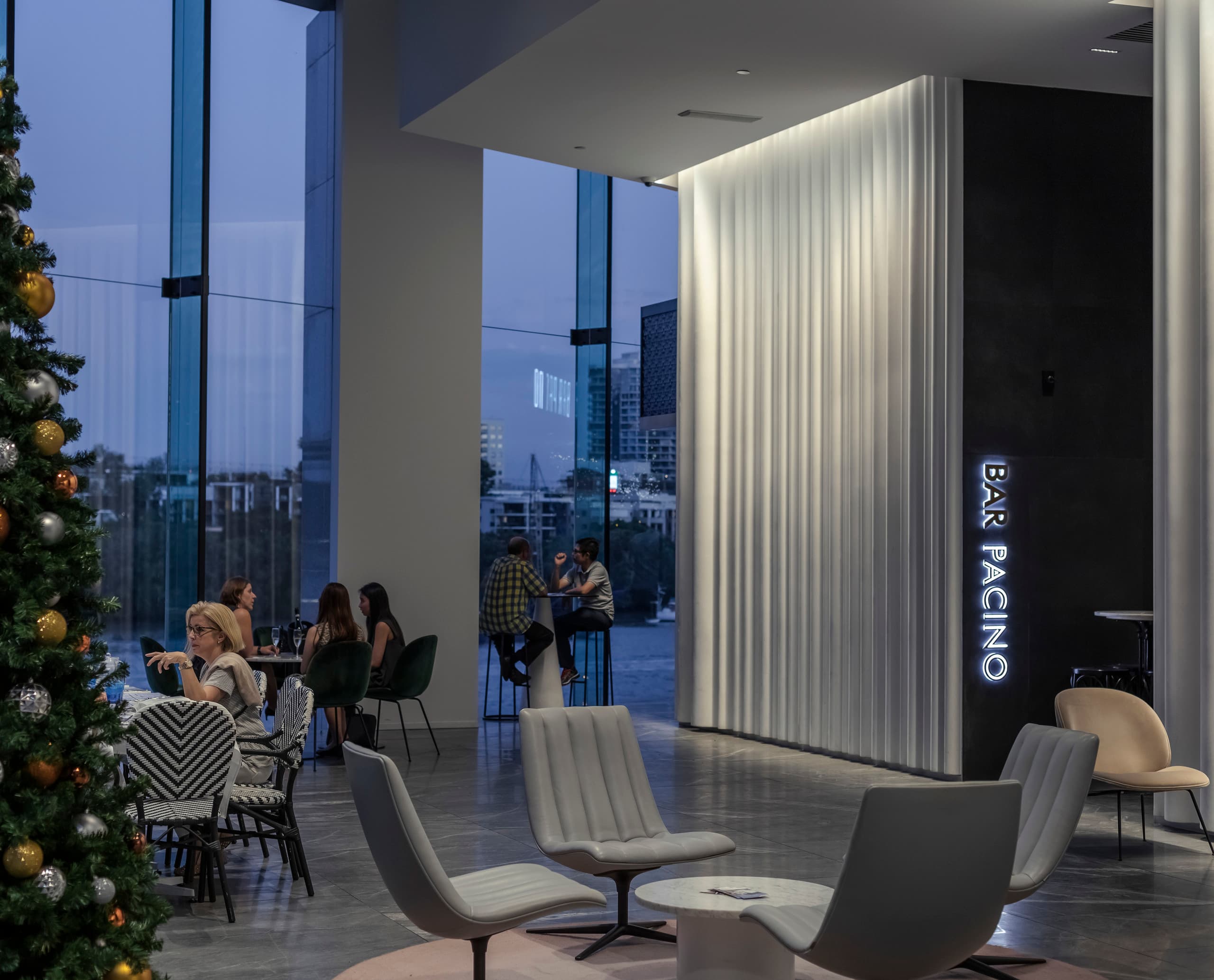Lobby von 175 Eagle Street, Brisbane, mit ERCO Wallwashing und Weihnachtsbaum.