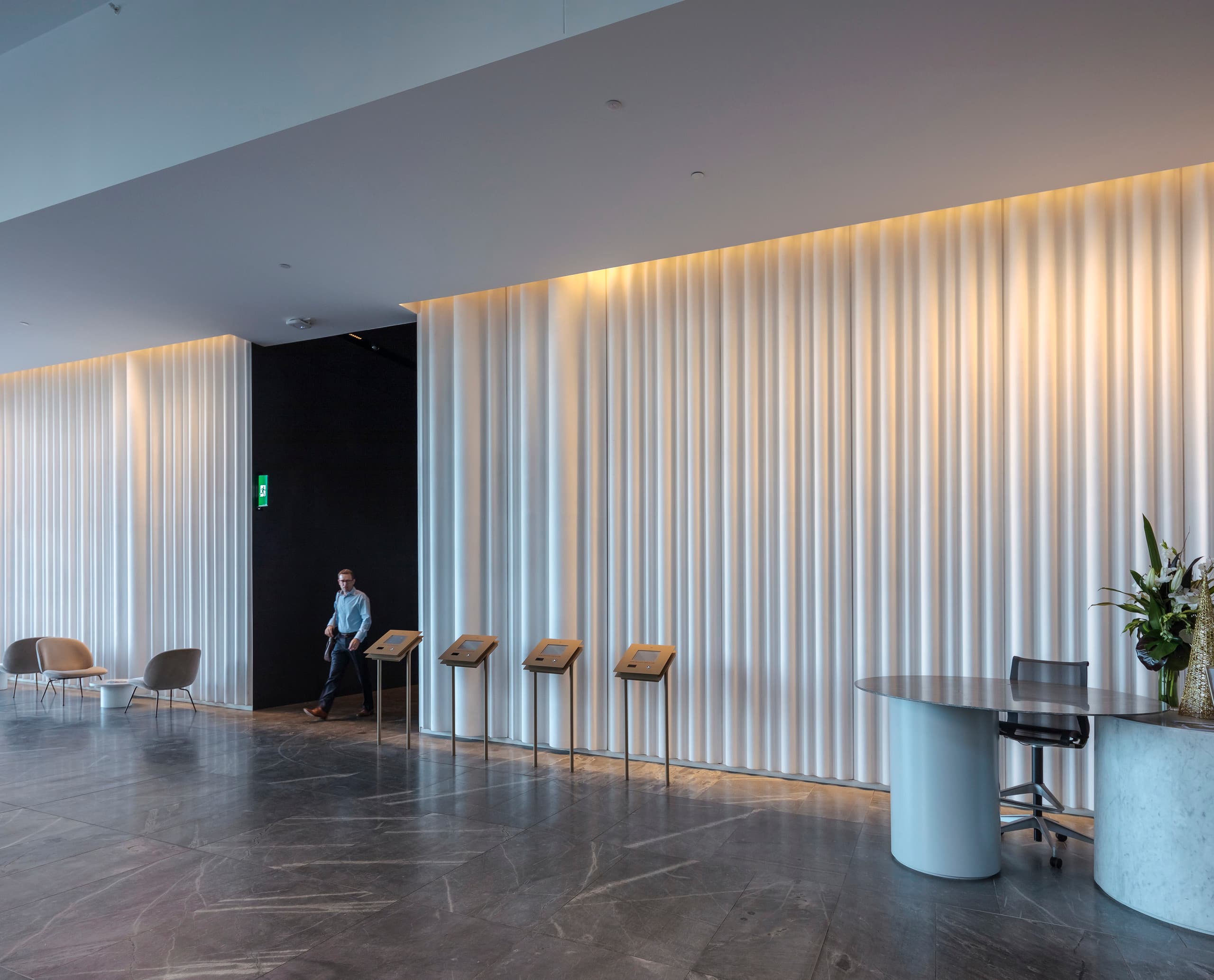 ERCO Lightgap Wandfluter in der 175 Eagle Street, Brisbane, für homogene Wandbeleuchtung im Foyer.