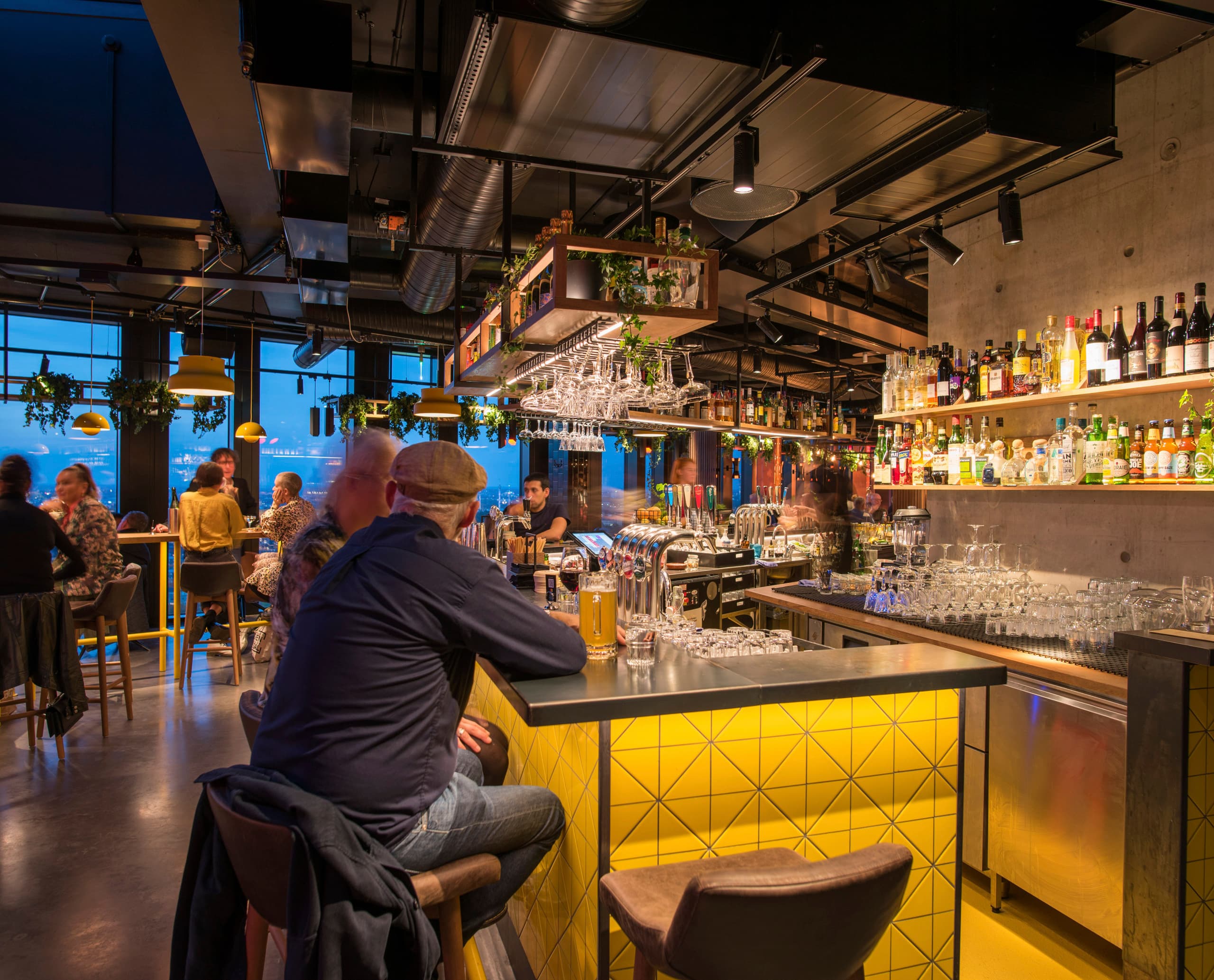 ERCO Strahler beleuchten die Skybar Sjöstaden in Stockholm, mit Fokus auf Akzentbeleuchtung und allgemeine Beleuchtung.