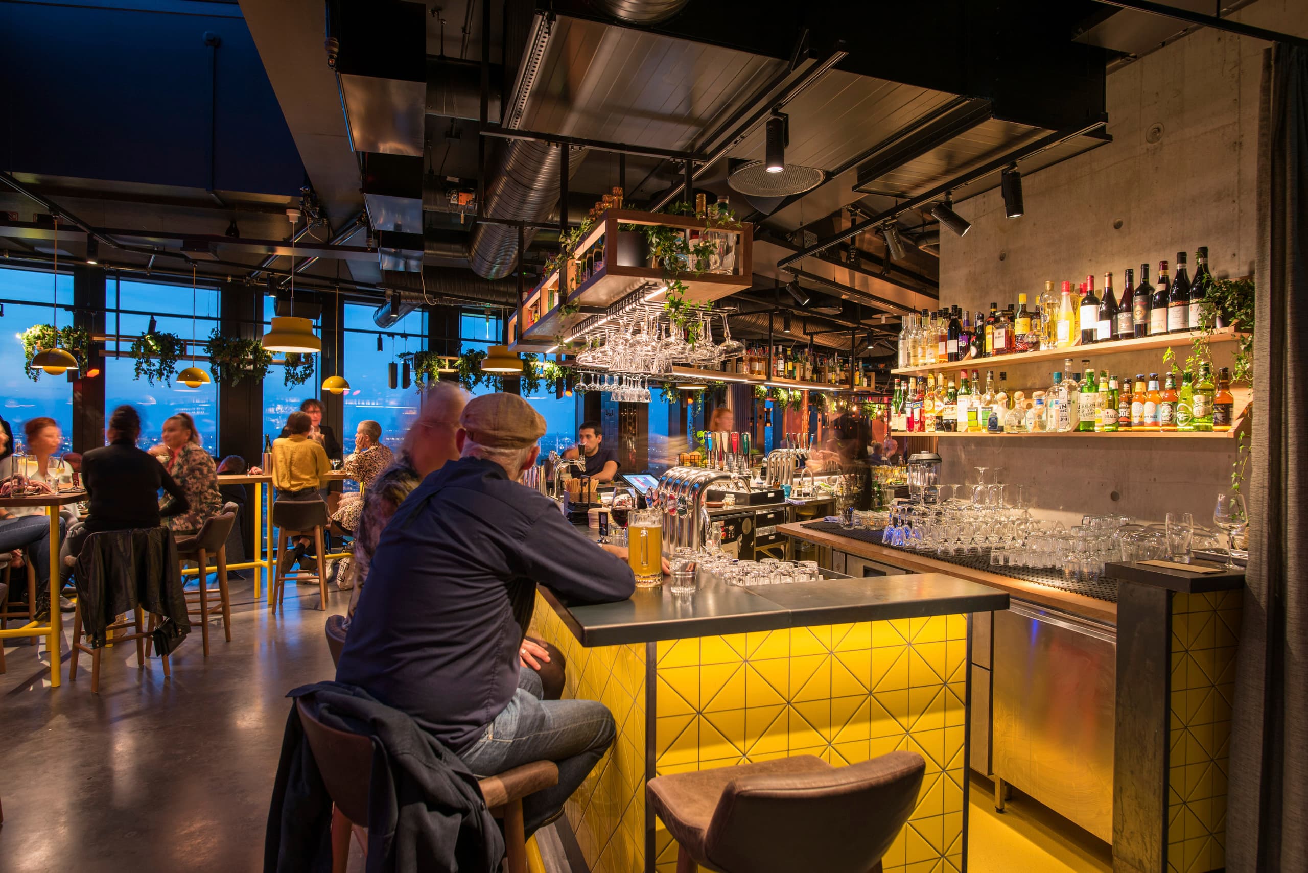 ERCO Strahler beleuchten die Skybar Sjöstaden in Stockholm, mit Fokus auf Akzentbeleuchtung und allgemeine Beleuchtung.