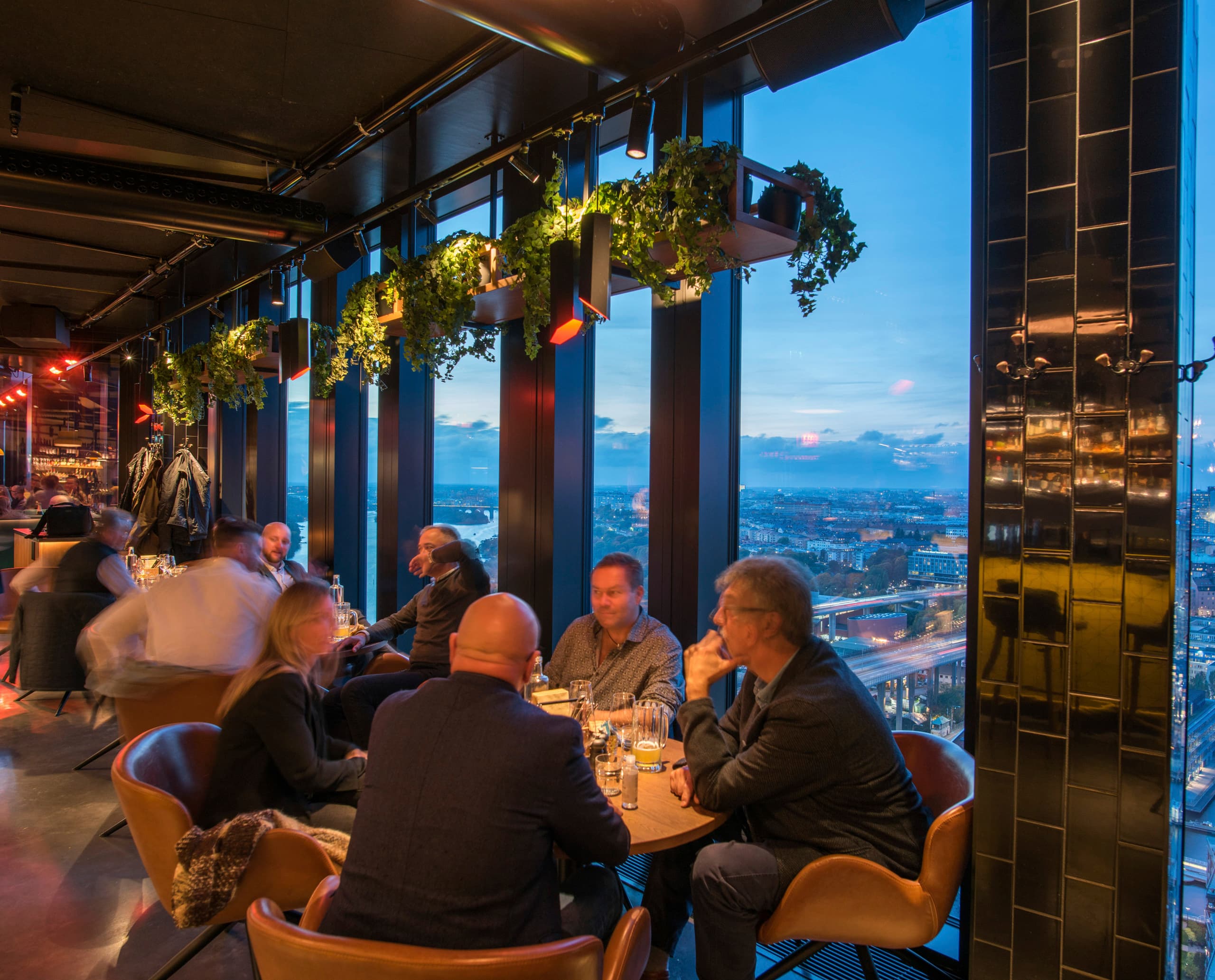 ERCO LED-Beleuchtung in der Skybar Sjöstaden, Stockholm, mit Eclipse InTrack Strahlern für Akzentbeleuchtung.