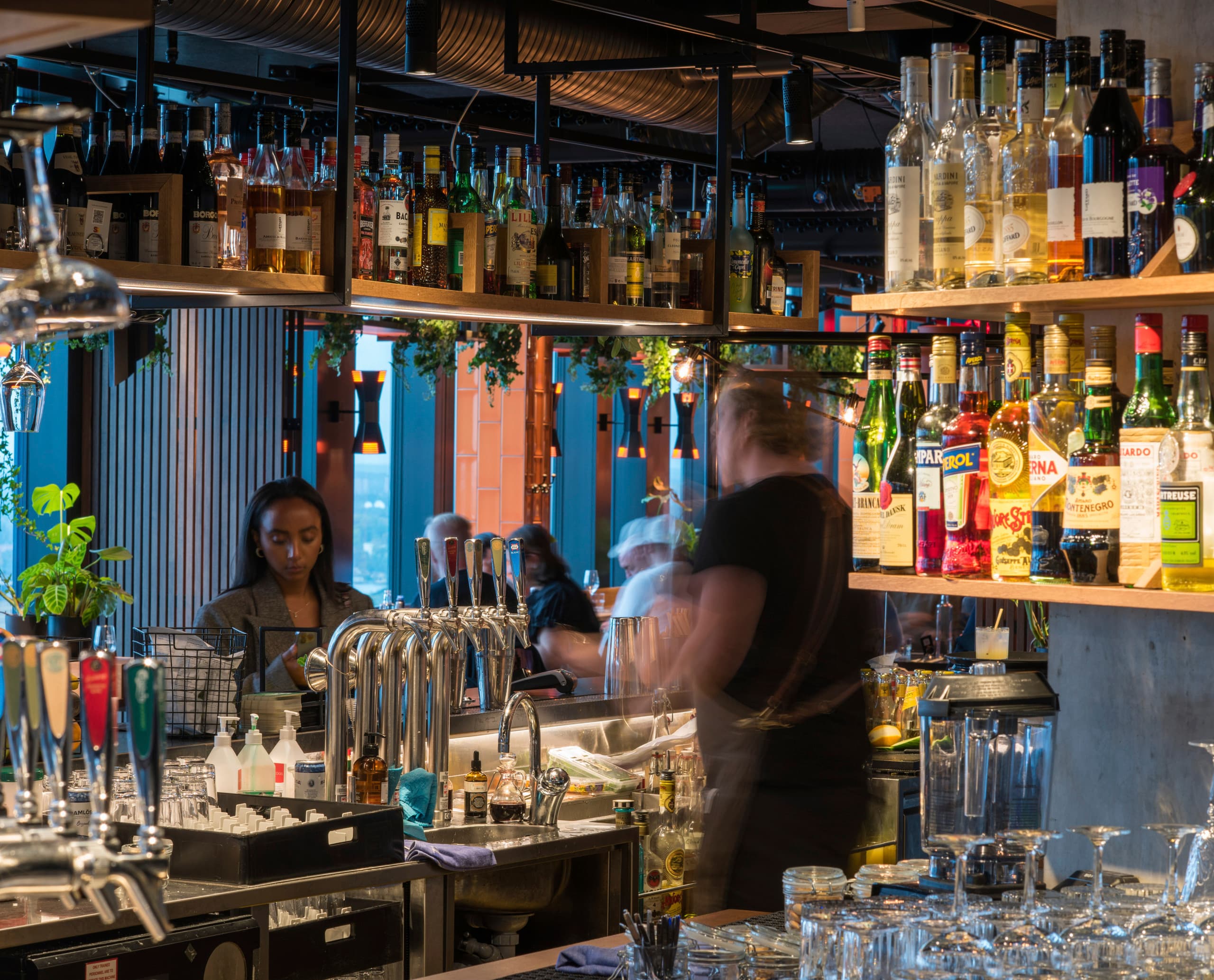 Innenaufnahme der Skybar in Stockholm mit ERCO Strahlern für Akzentbeleuchtung.