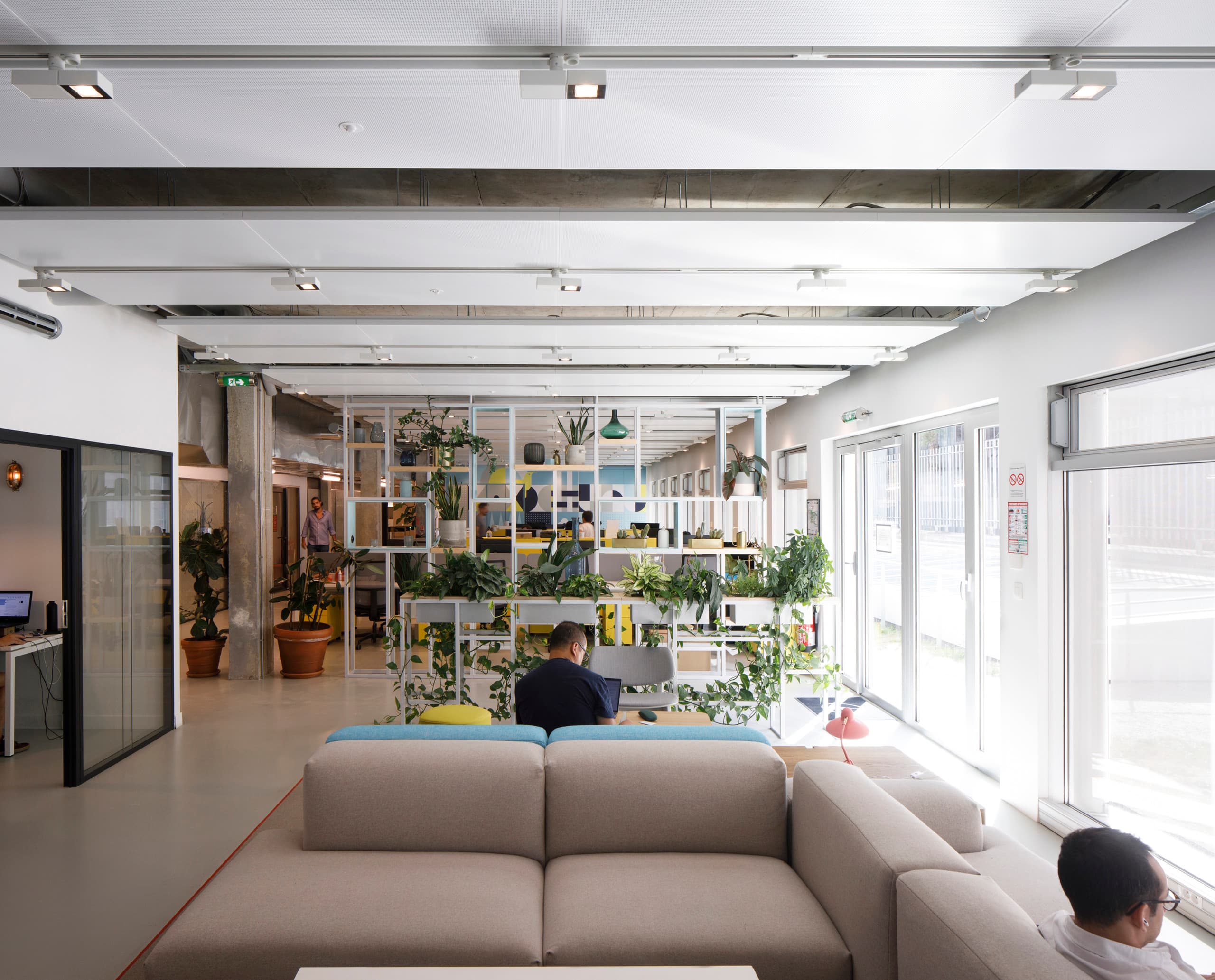 ERCO Beleuchtung in Deskopolitan Pasteur, Paris: Flexible LED-Leuchten für Co-Working Bereiche.