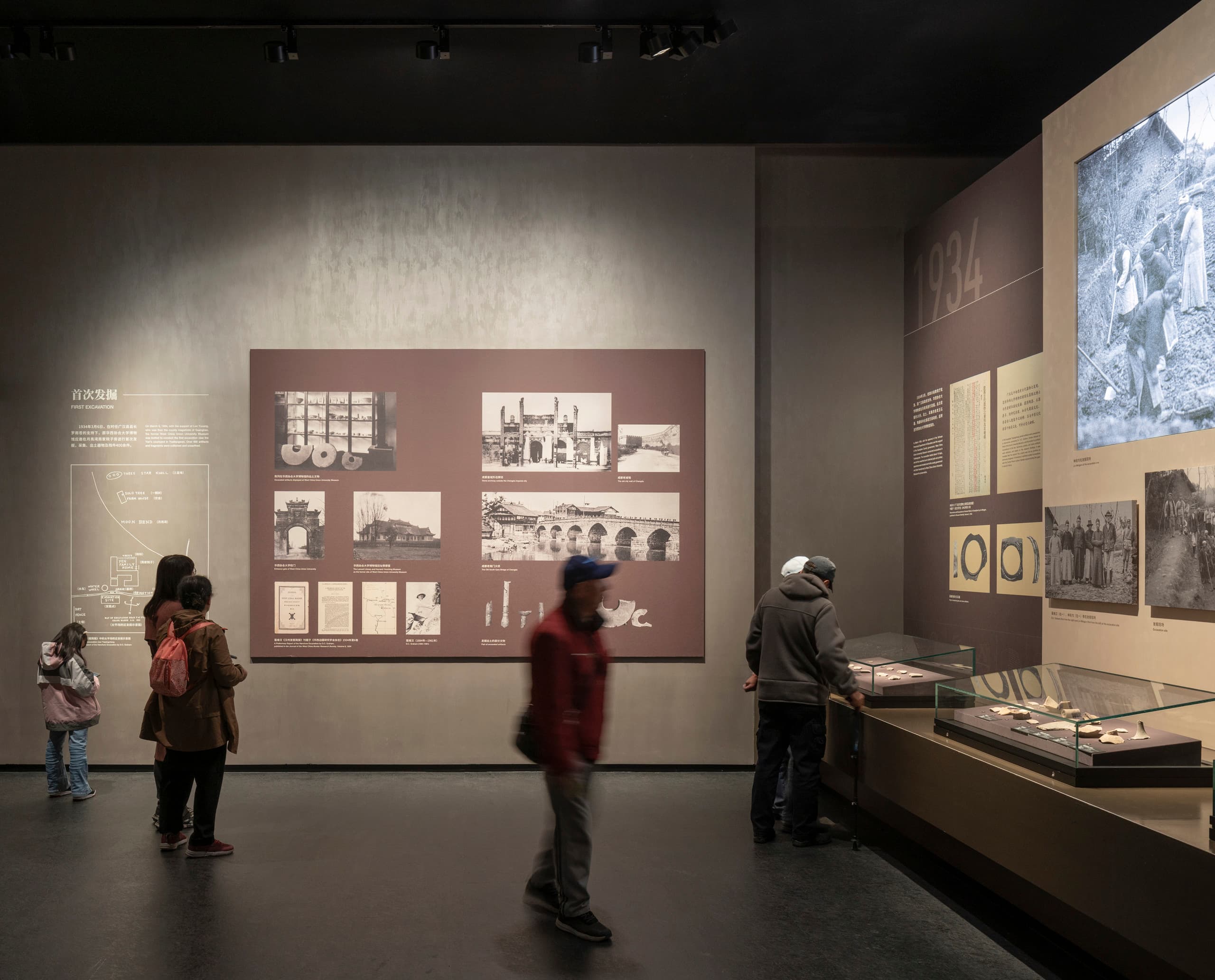 Sanxingdui Museum, China: Besucher betrachten Artefakte, beleuchtet mit ERCO LED-Leuchten für optimalen Schutz.