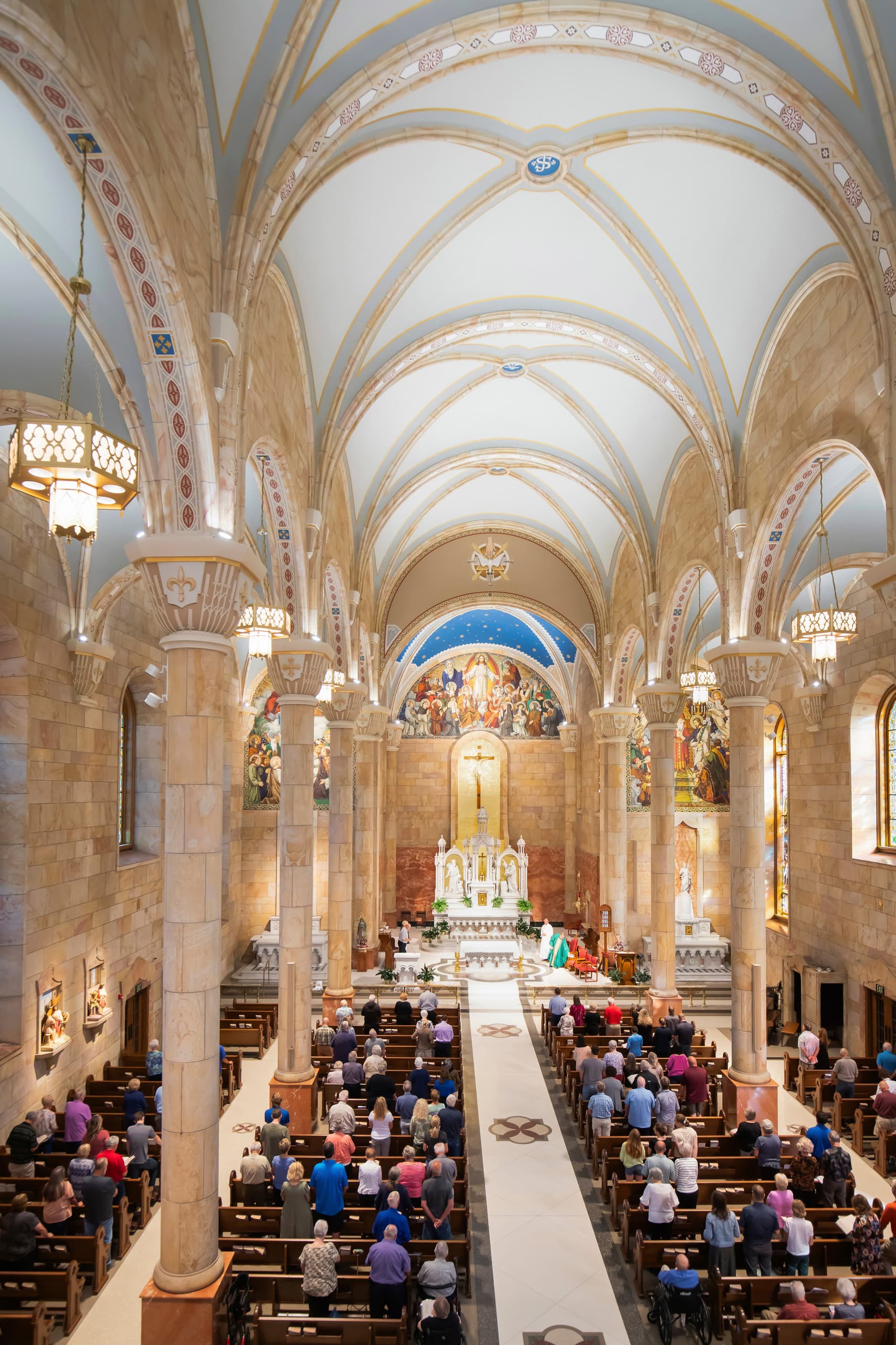 Innenansicht der St. Joseph Kirche, Indiana, beleuchtet mit energieeffizienten ERCO 48V Strahlern.