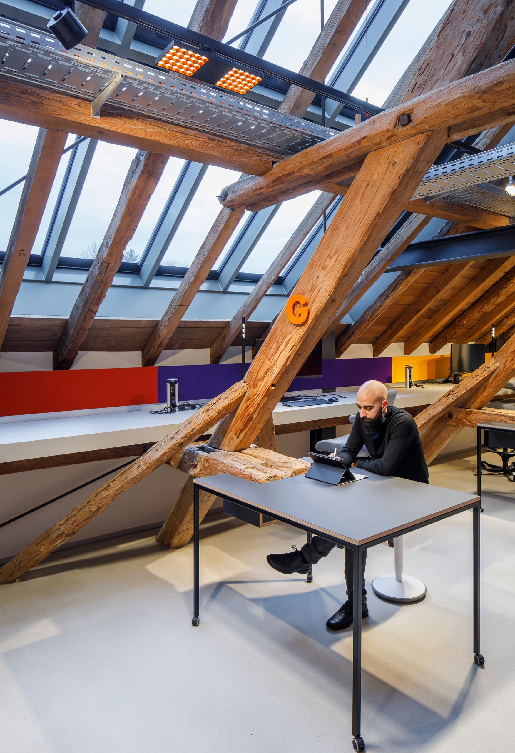 Koppenmühle Darmstadt: Büro mit ERCO Lichtlösung unter historischer Holzkonstruktion.