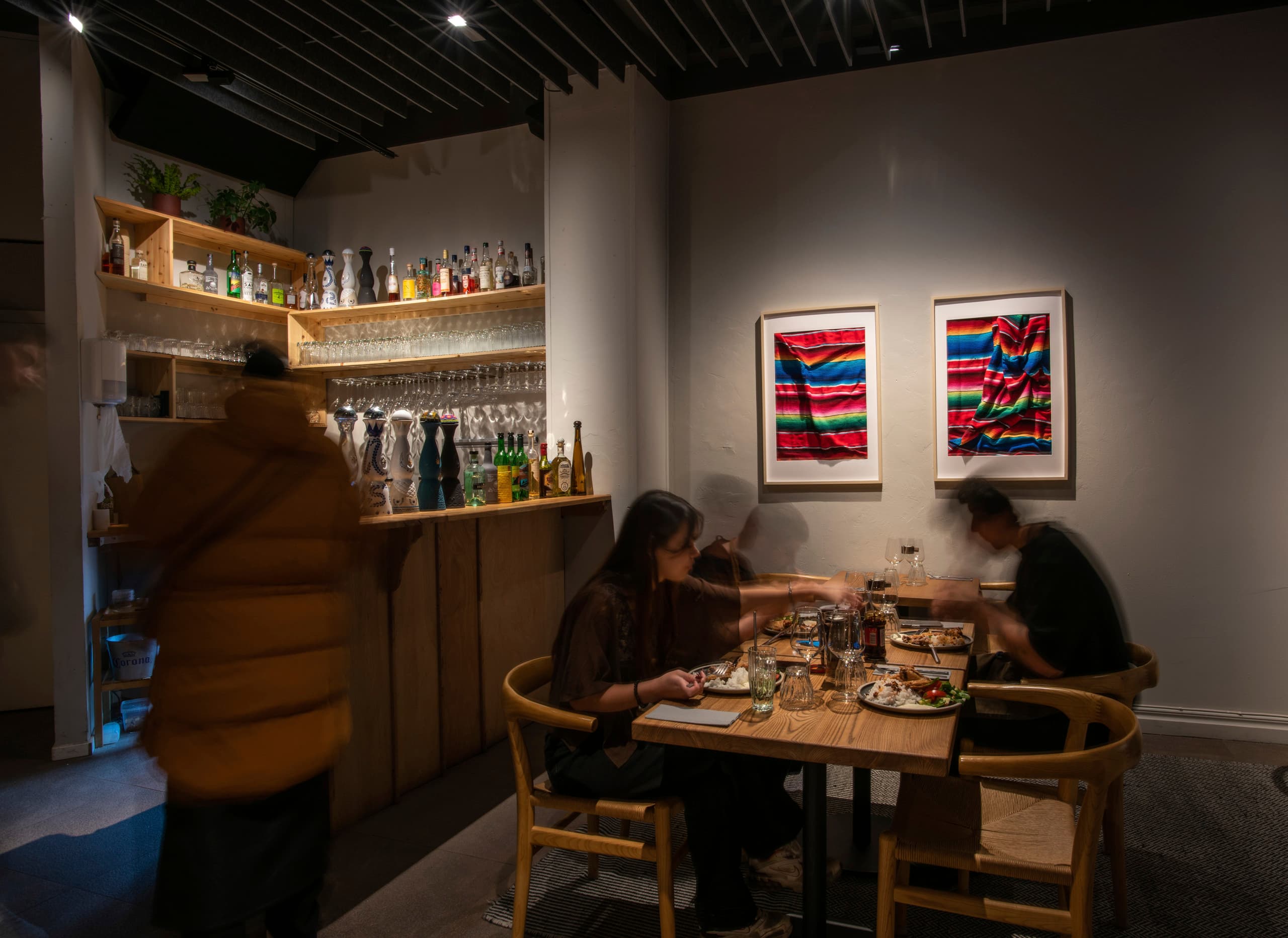 Restaurant Tizne in Göteborg mit warmem Licht durch ERCO Opton Strahlern für einladende Atmosphäre.