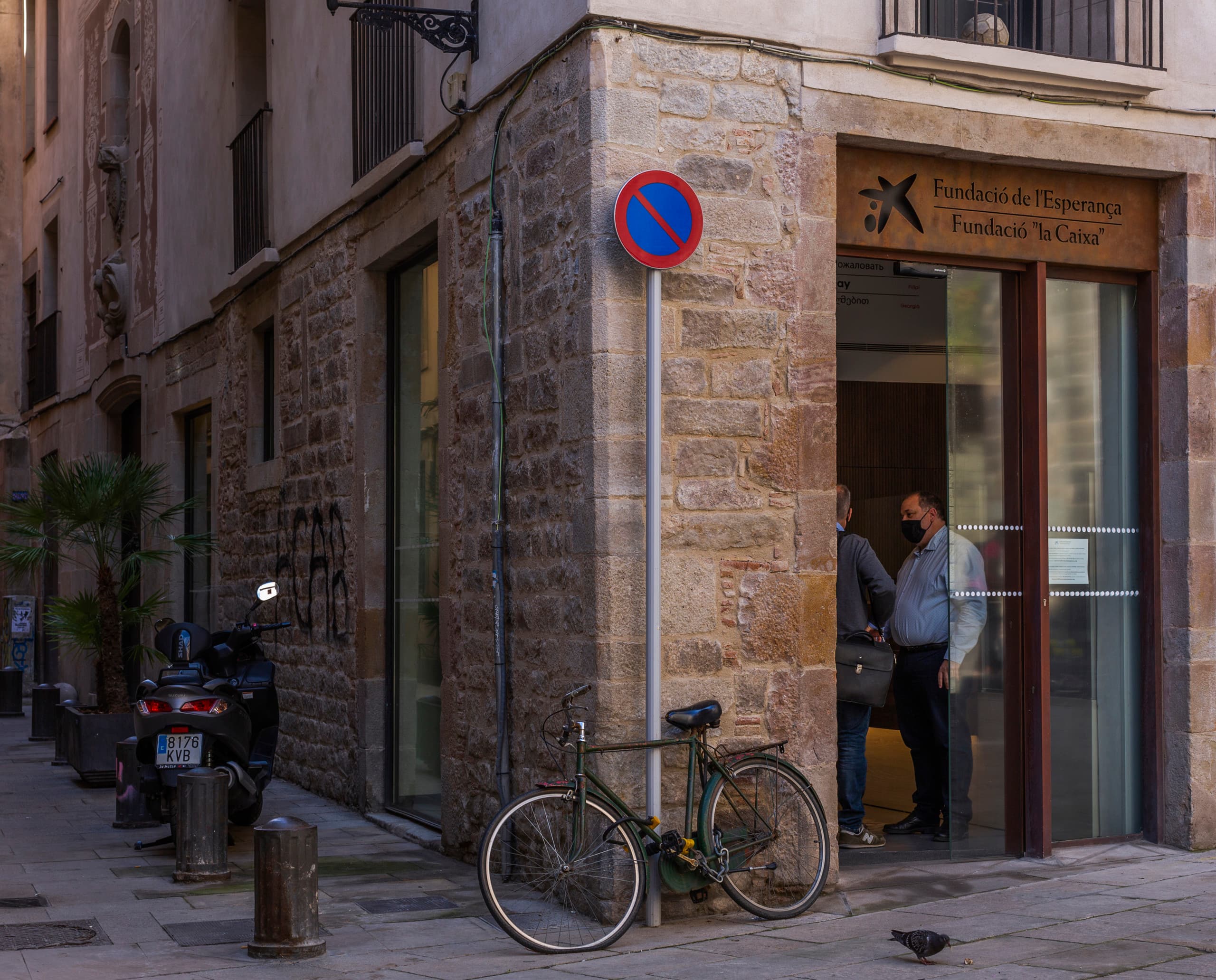 Fundació Esperança in Barcelona mit ERCO LED-Downlights für Arbeitsplatzbeleuchtung.