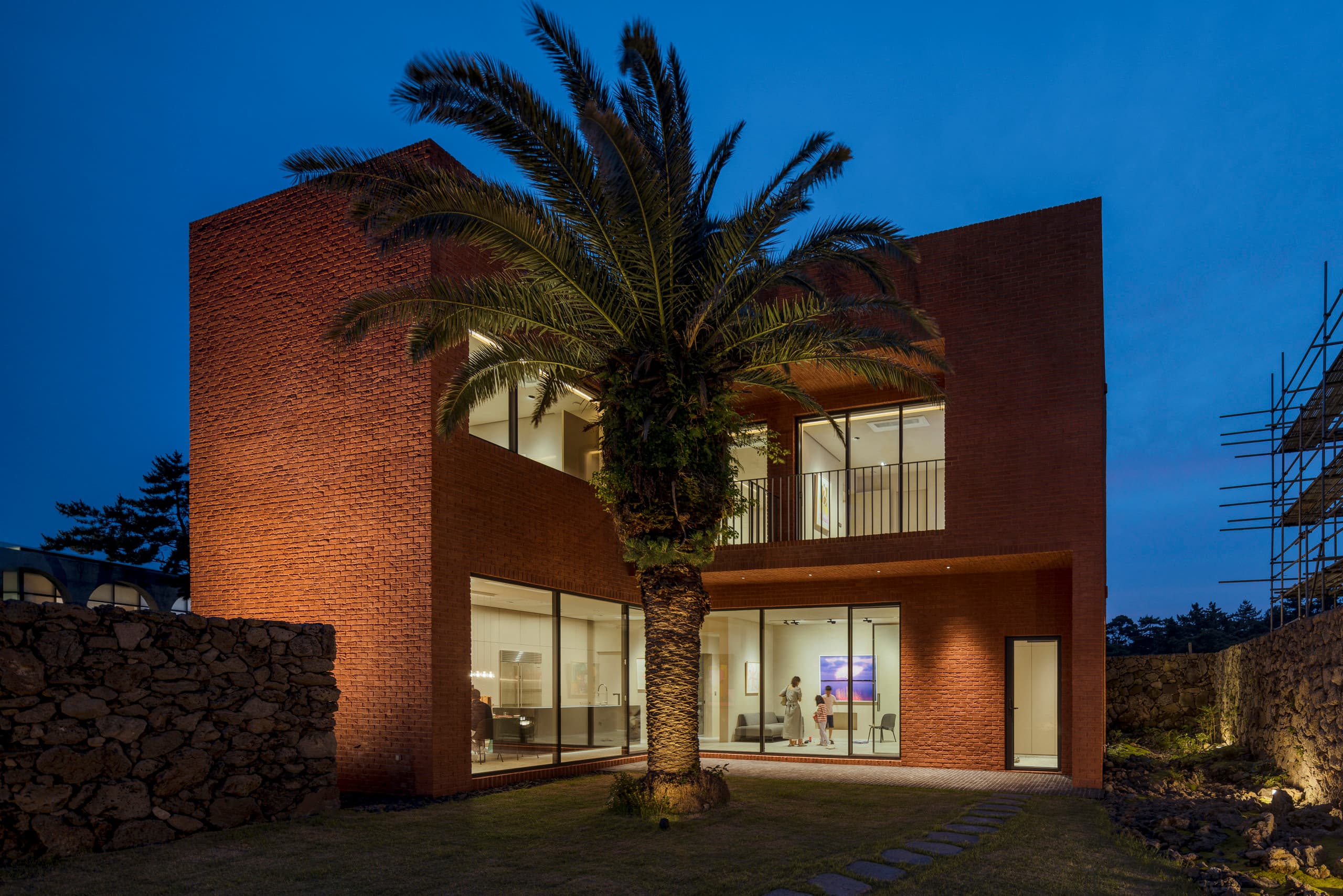 Daisy Home in Jeju mit ERCO LED-Beleuchtung für hohe Sehqualität und Akzentuierung der Architektur.