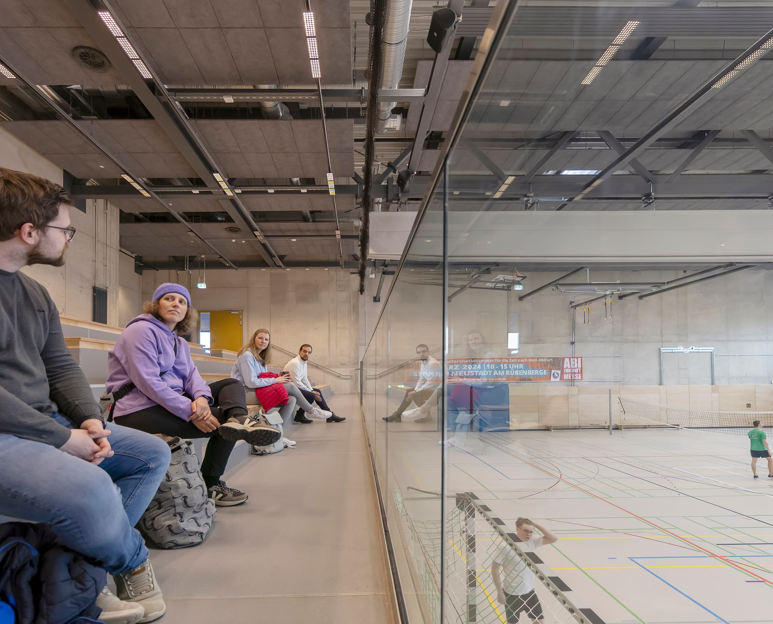 ERCO Jilly Downlights beleuchten die Tribüne der Sporthalle Neustadt am Rübenberge.