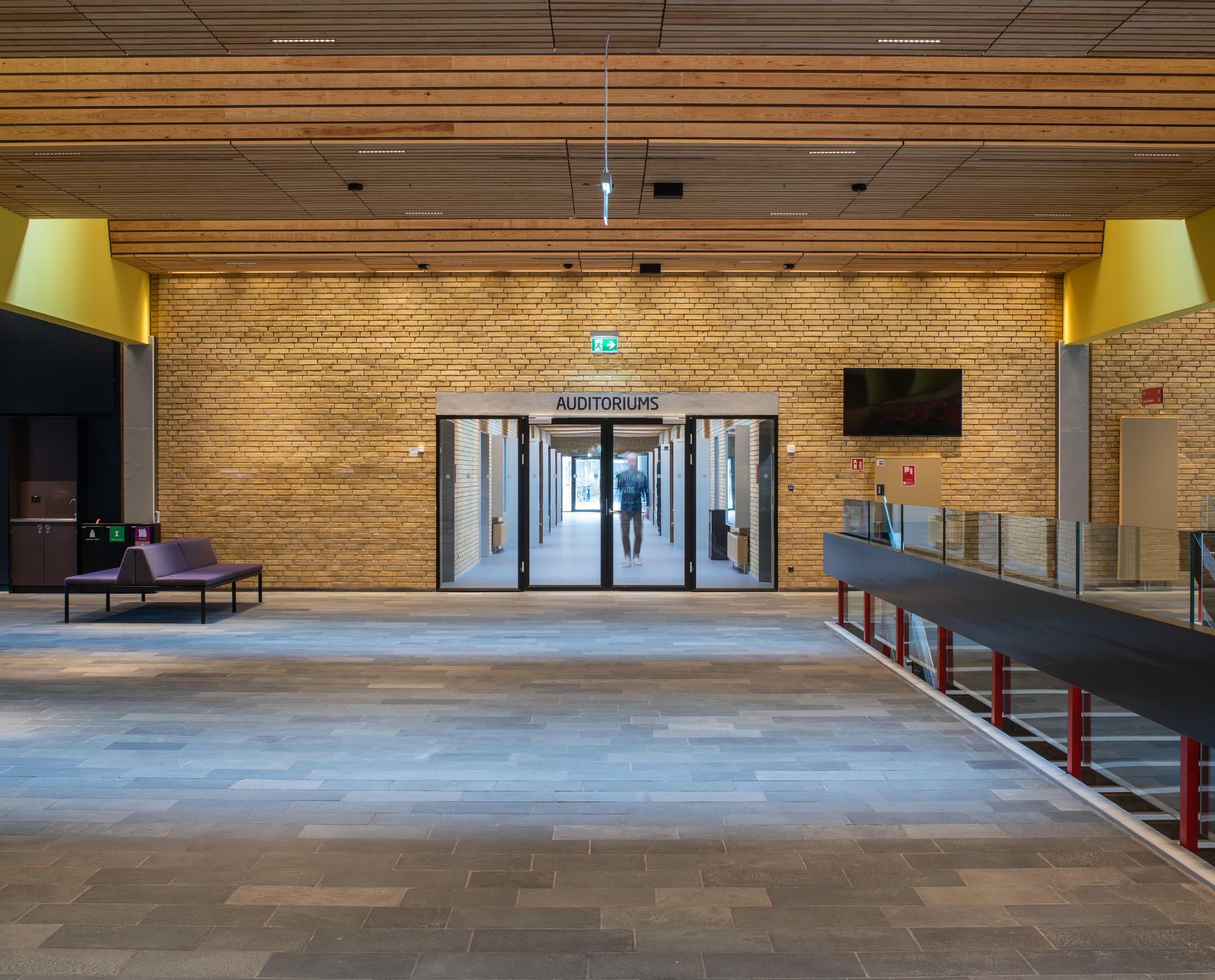 Innenansicht der Technischen Universität Dänemark mit LED Downlights und Wandflutern.