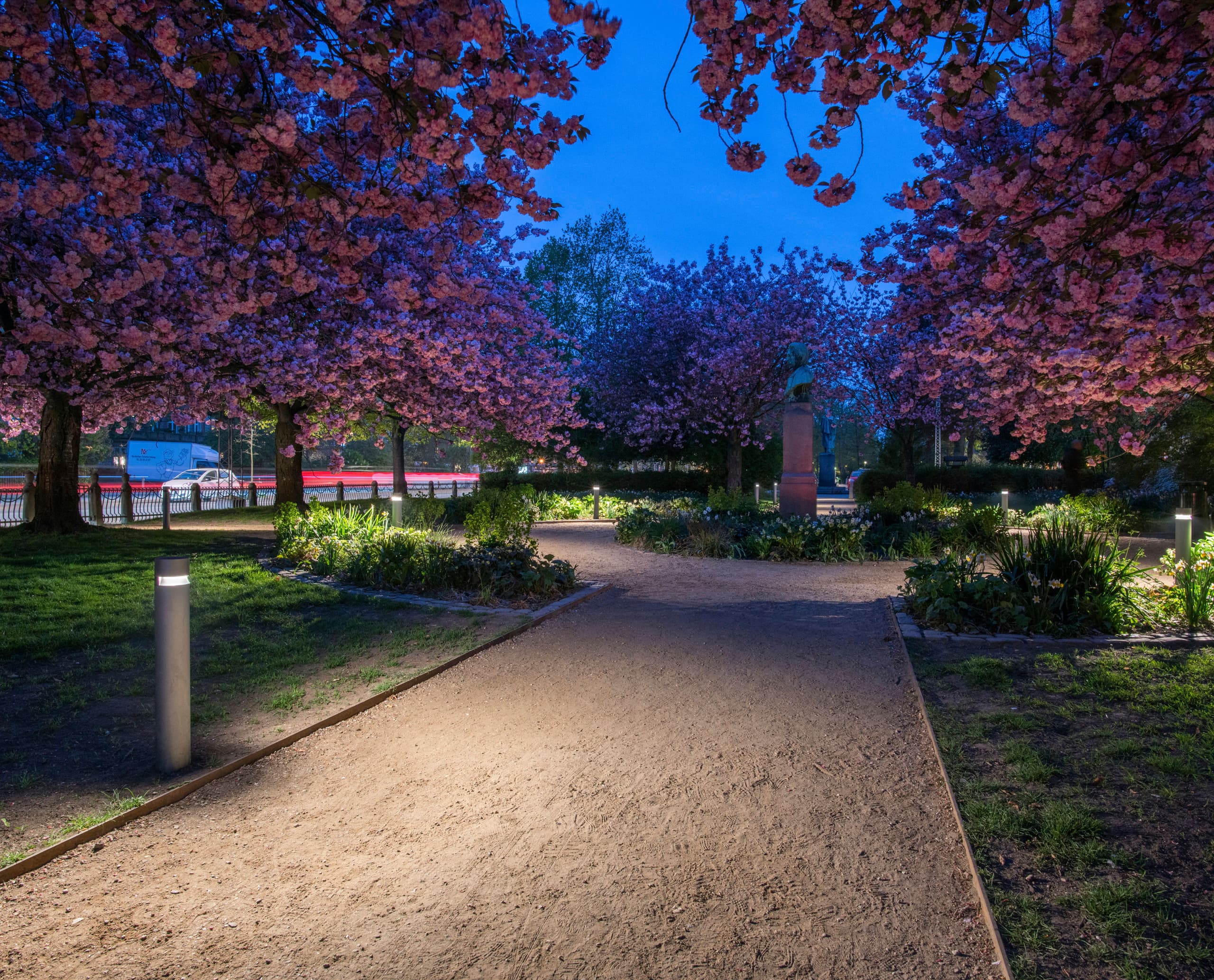 ERCO Castor Pollerleuchten beleuchten Wege im Digterlunden Park in Kopenhagen.