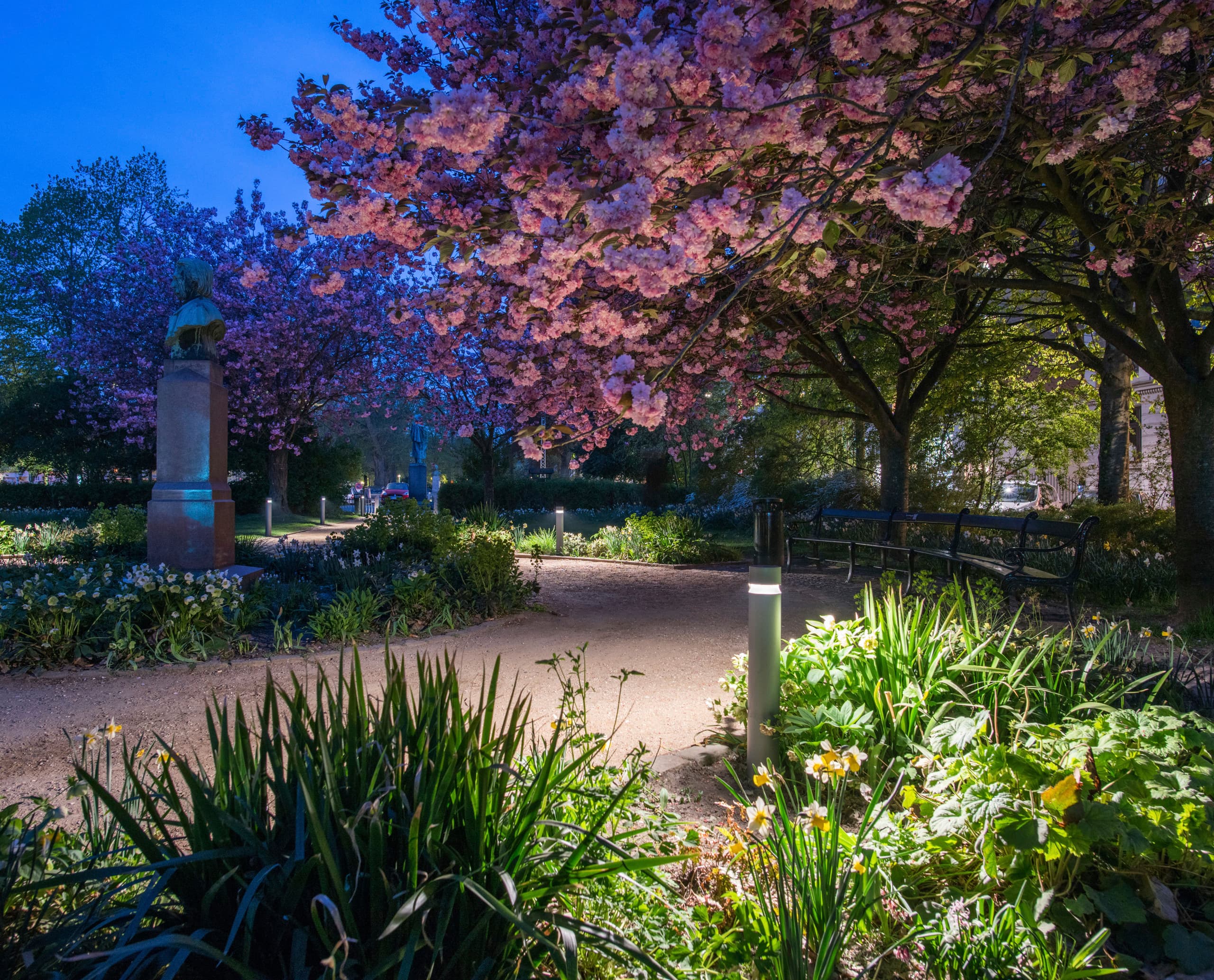 ERCO Castor Pollerleuchten beleuchten abends sicher die Wege im Digterlunden Park in Kopenhagen.