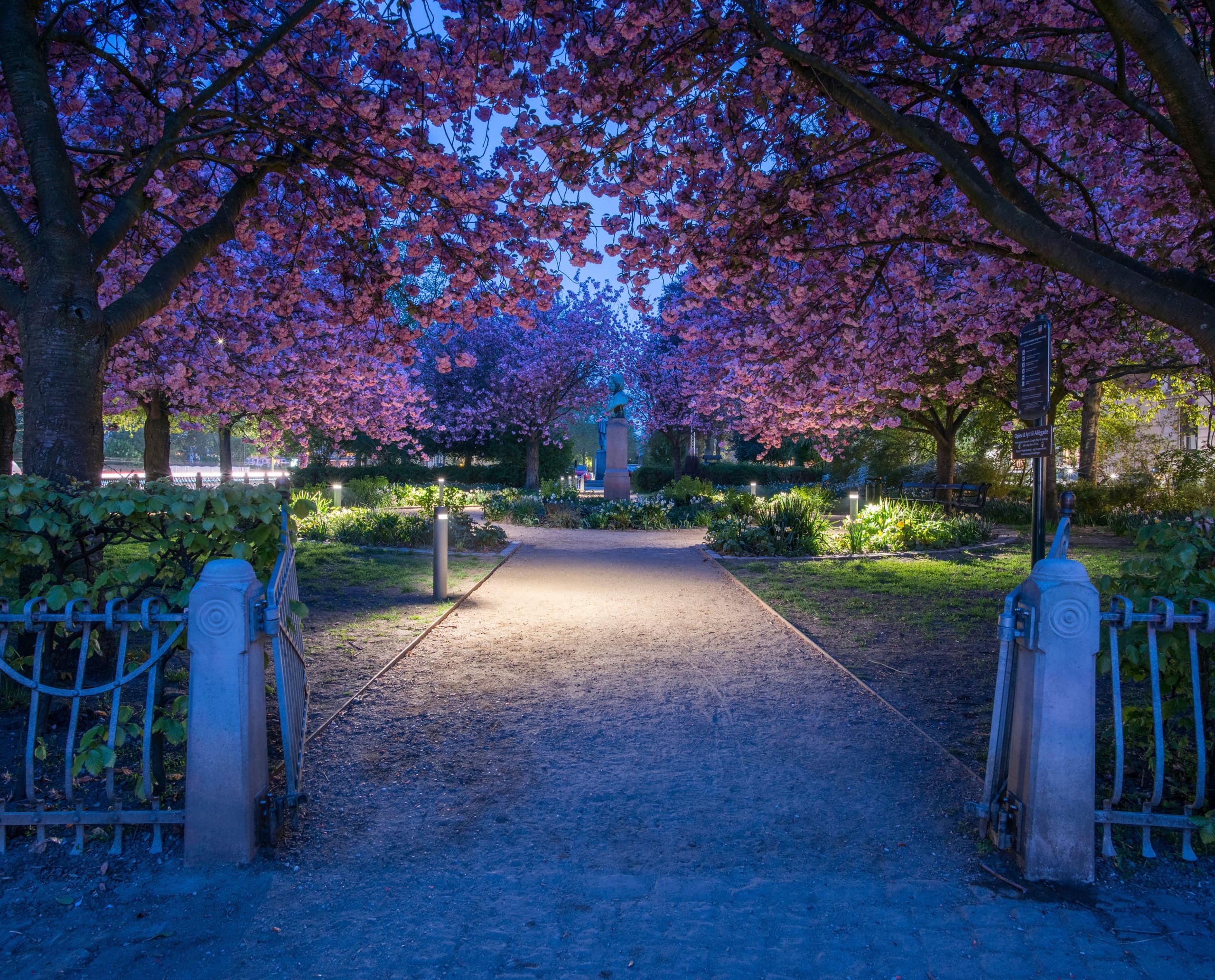 ERCO Castor Pollerleuchten beleuchten abends sicher die Wege im Digterlunden Park, Kopenhagen.