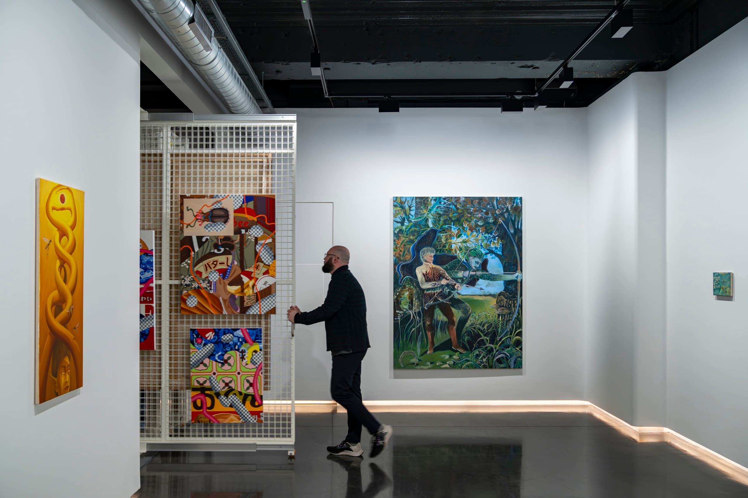 ERCO LED-Beleuchtung in der Unit Gallery, London, mit Kunstwerken unter akzentuiertem Licht.