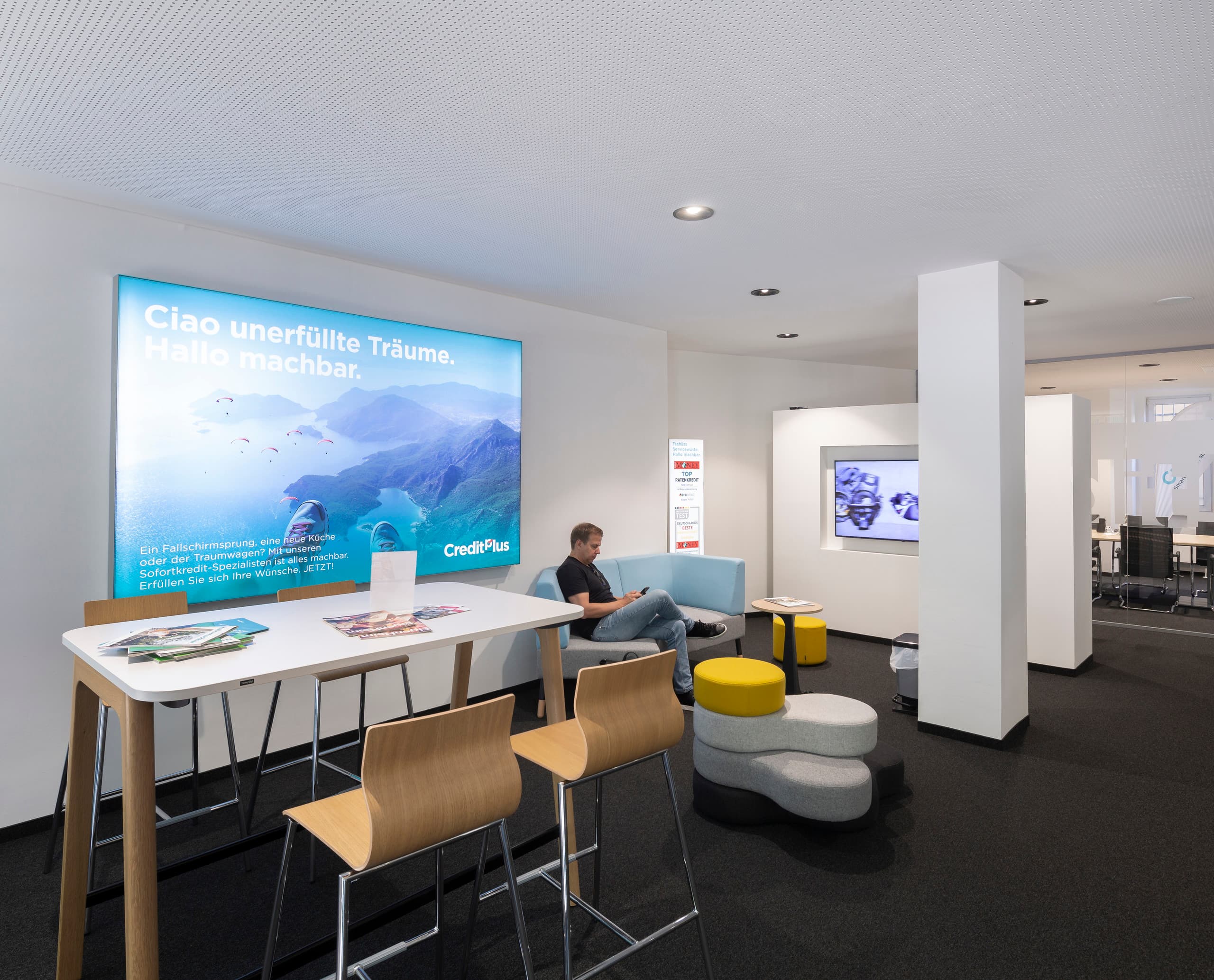 Creditplus Bank AG Berlin: Wartebereich mit ERCO Skim Downlights für angenehme Atmosphäre.