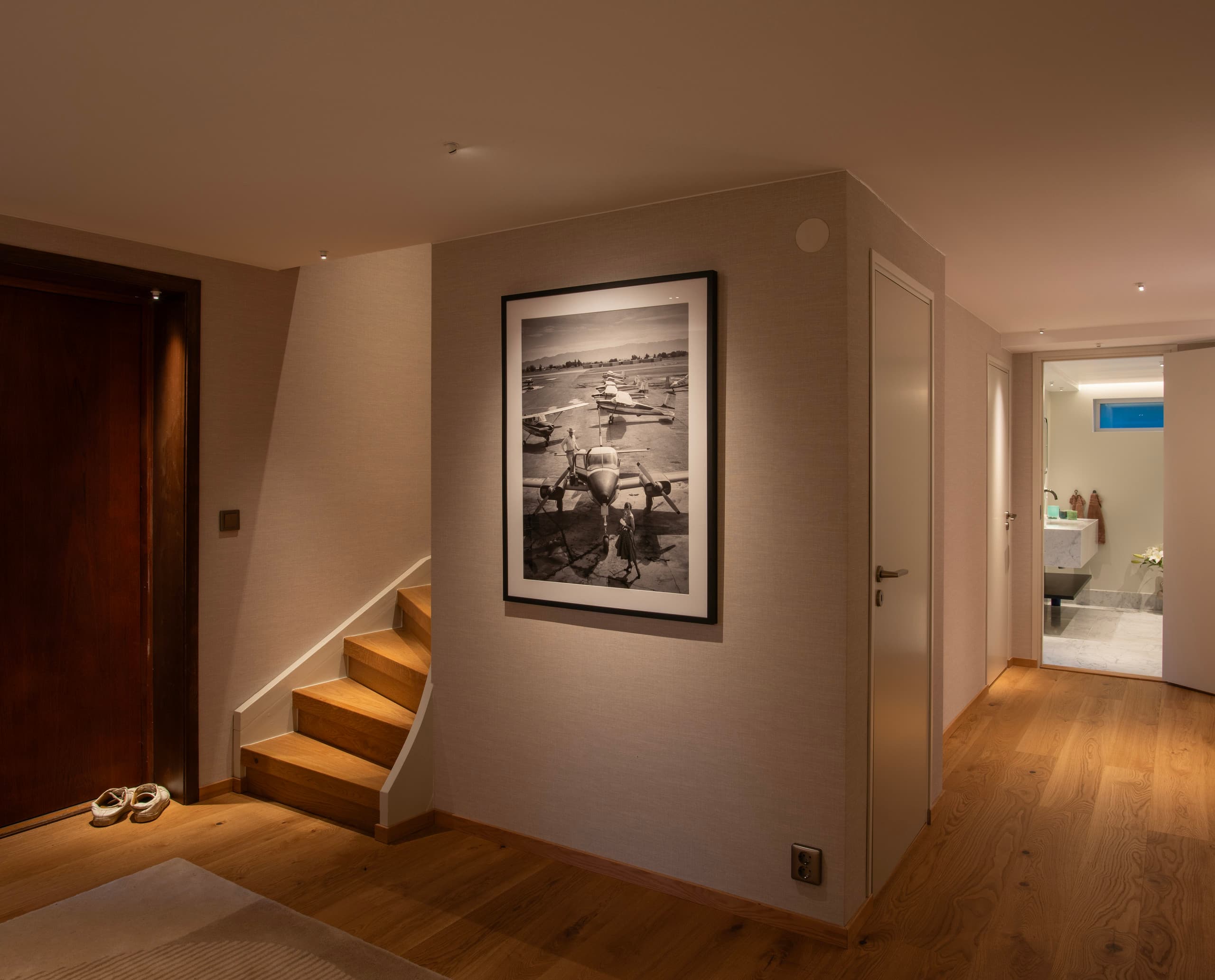 Flur in Villa Lakeside mit ERCO Downlights und Wandflutern für warme, einladende Atmosphäre.