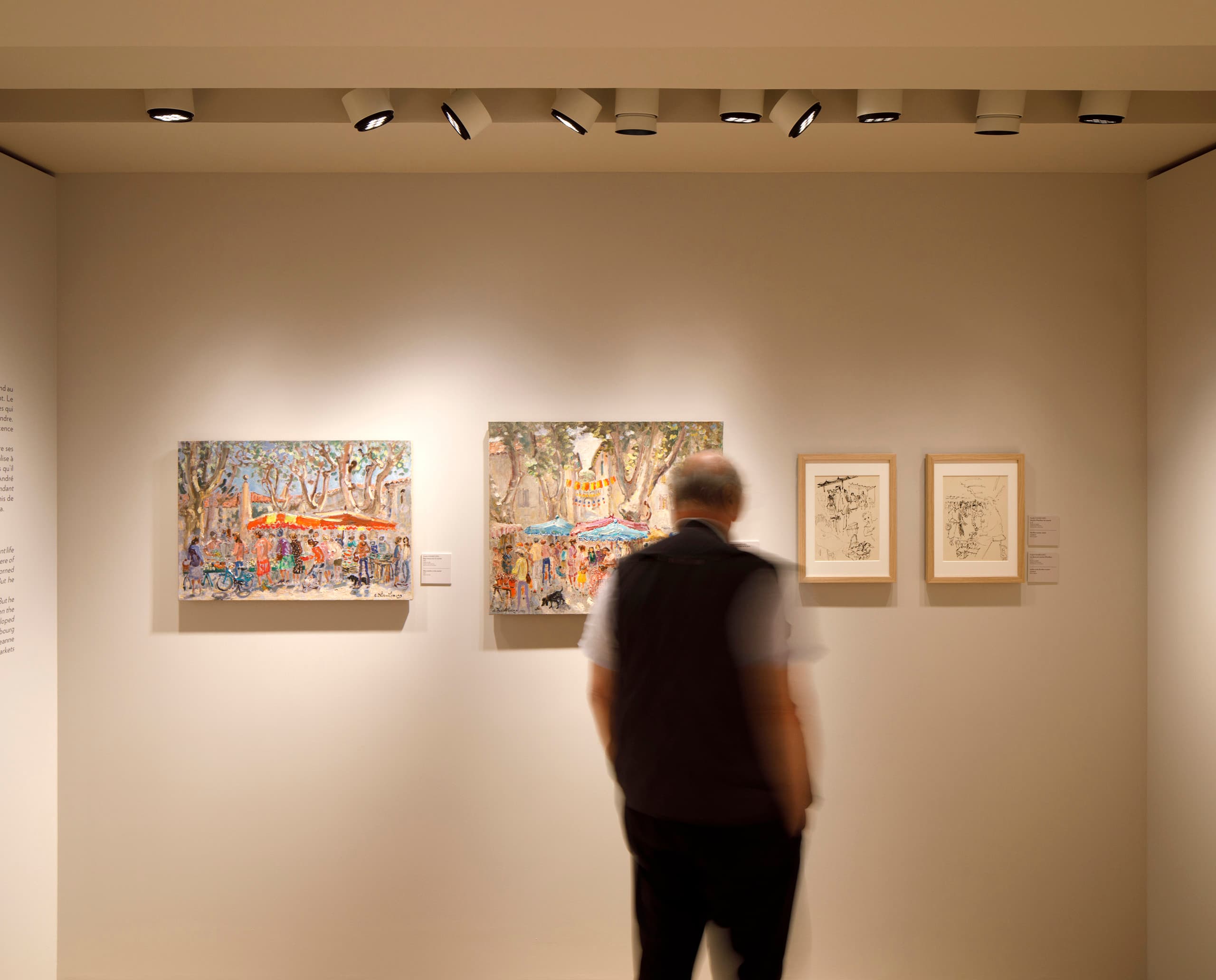 ERCO Parscan Strahler beleuchten Kunstwerke in Les Franciscaines, Deauville.