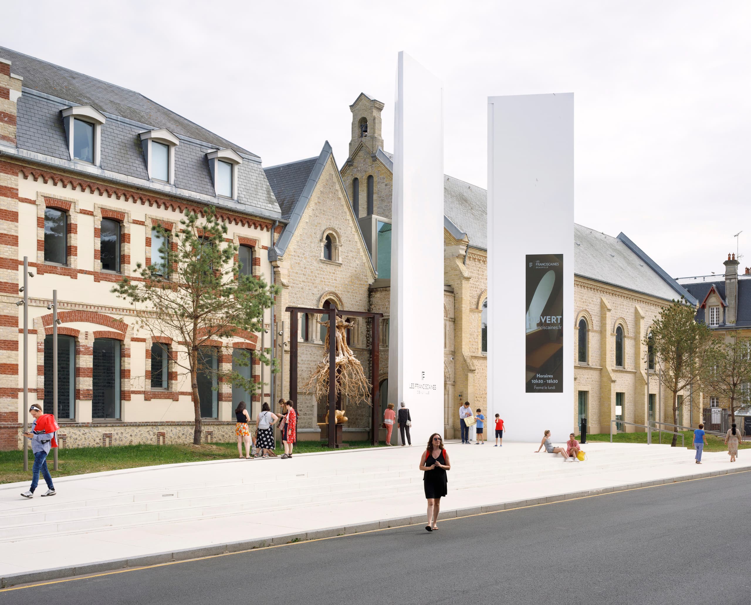 Les Franciscaines Kulturzentrum in Deauville, Frankreich, beleuchtet mit ERCO LED-Museumsbeleuchtung.