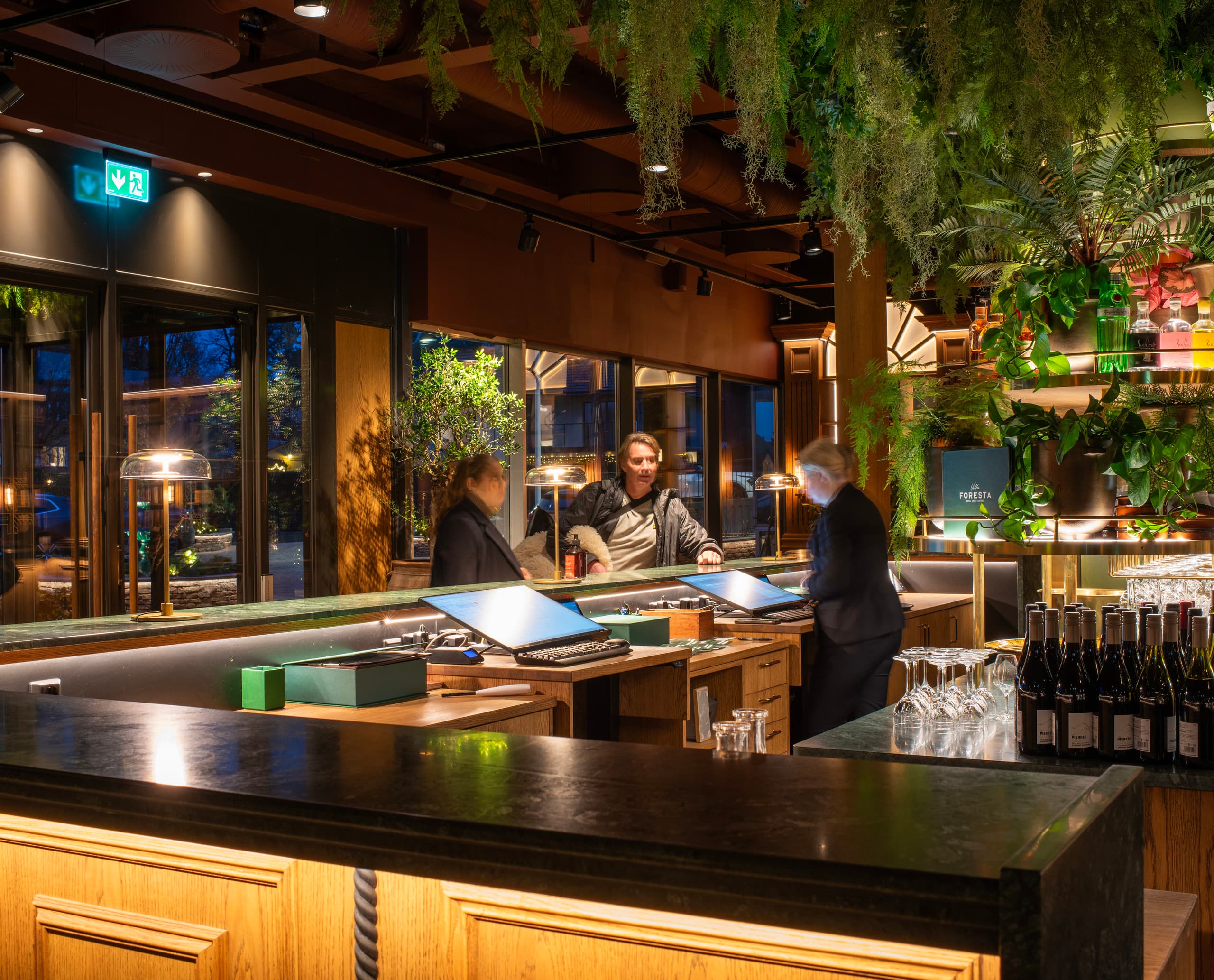 Hotel Villa Foresta Empfangsbereich mit ERCO LED-Beleuchtung für einladende Atmosphäre.