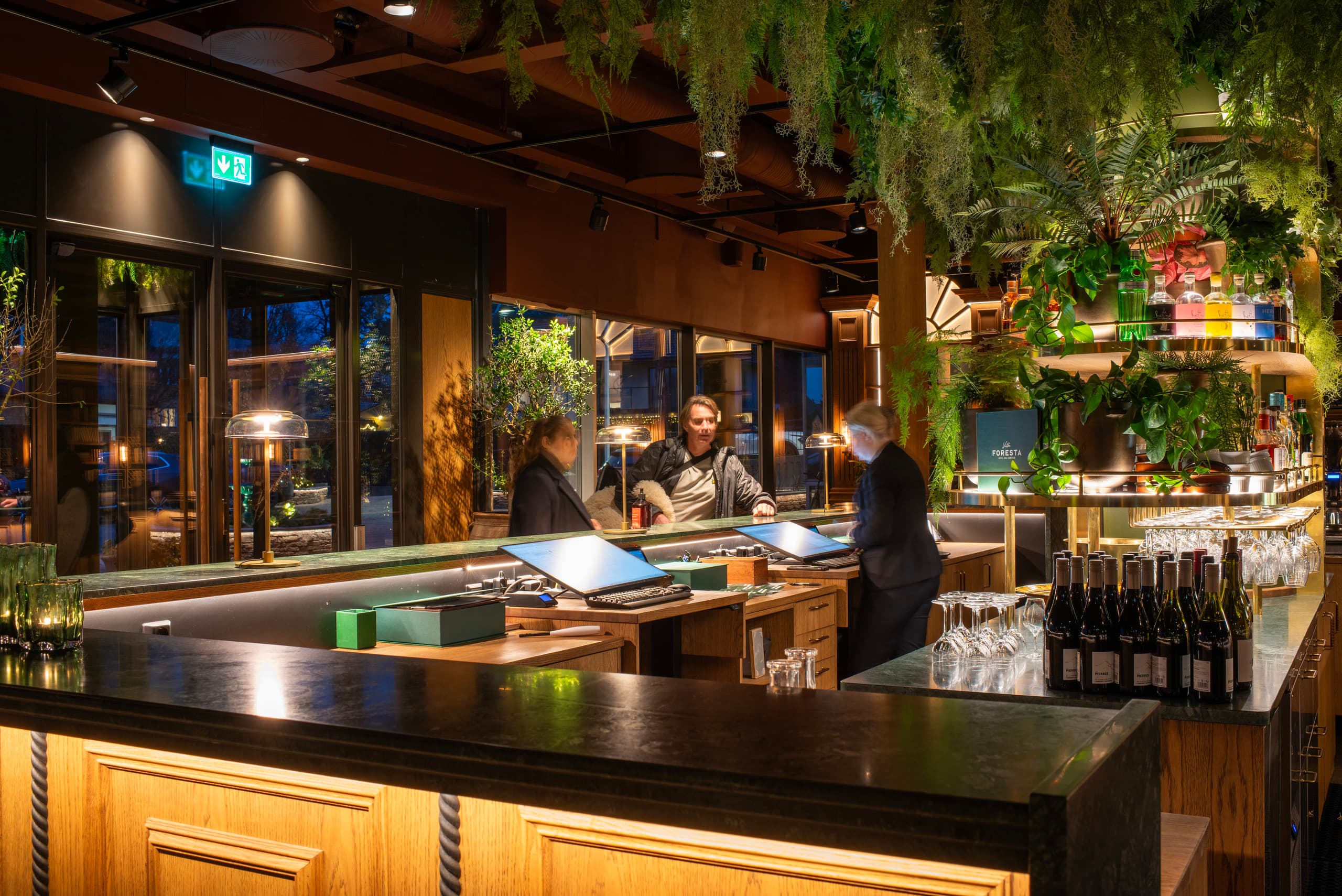 Hotel Villa Foresta Empfangsbereich mit ERCO LED-Beleuchtung für einladende Atmosphäre.