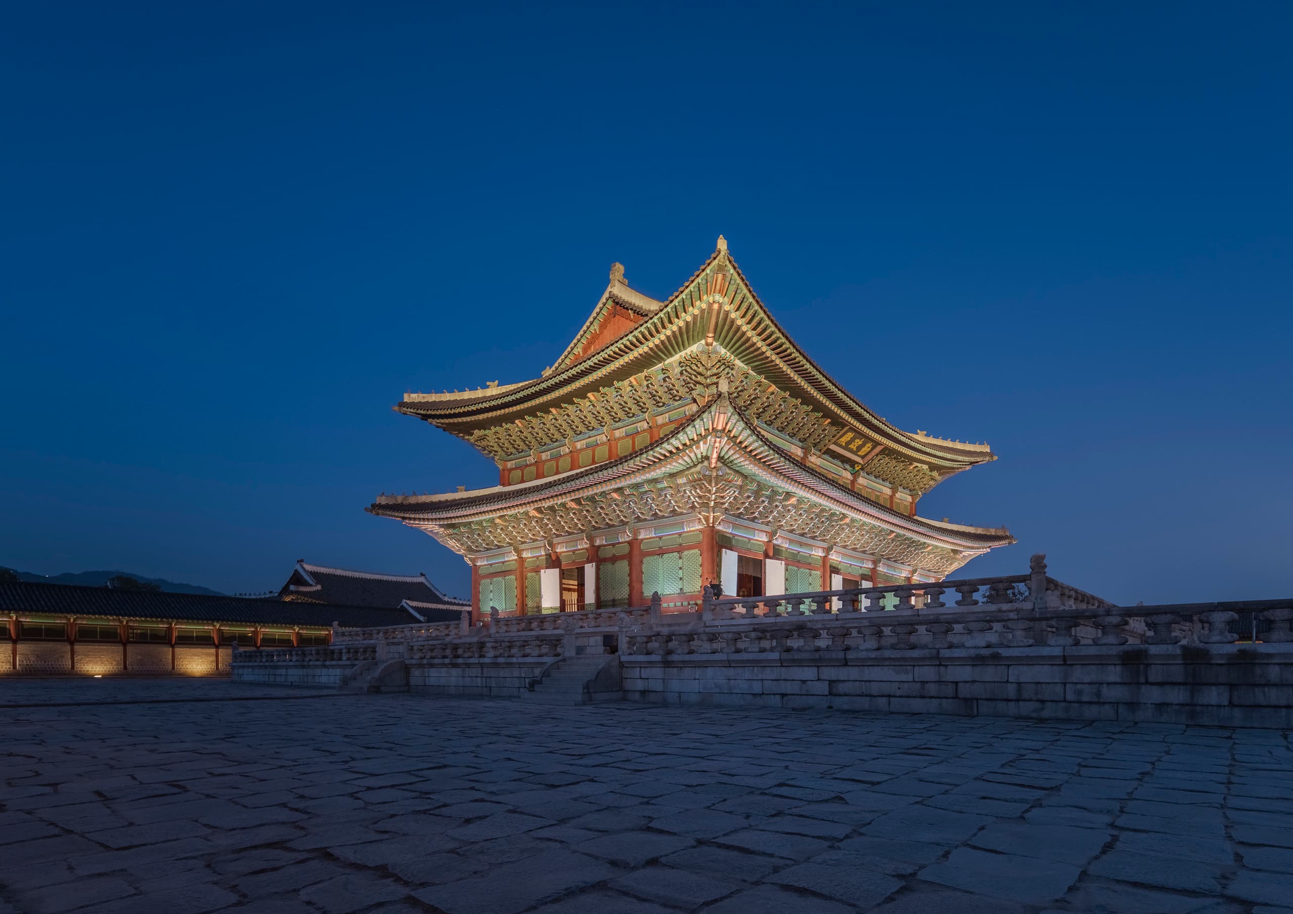 Beleuchteter Gyeongbokgung Palast: Kulturelle Sehenswürdigkeit im Außenbereich, akzentuiert mit ERCO Licht.